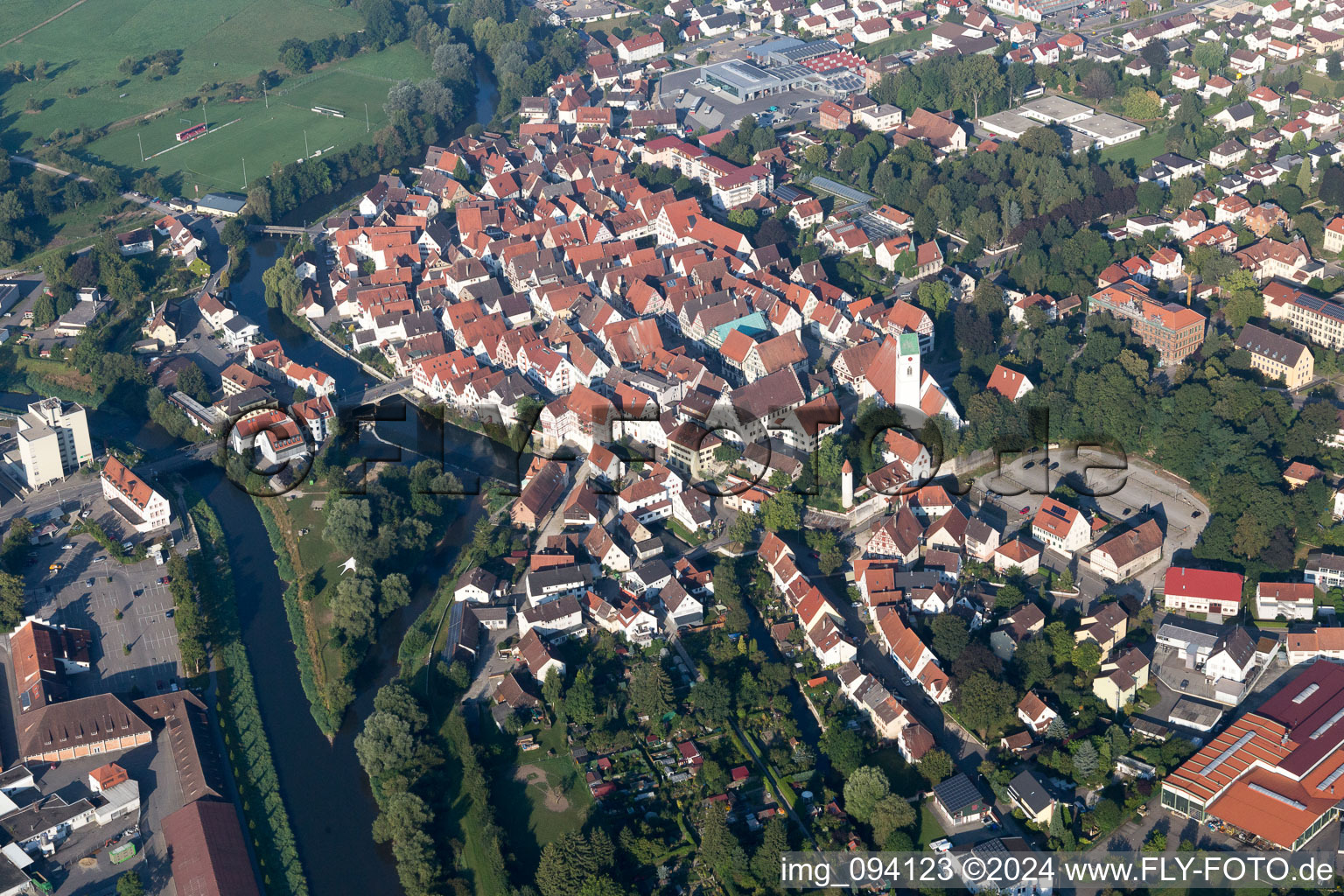 Luftaufnahme von Ortsansicht der Straßen und Häuser der Wohngebiete im Ortsteil Neufra in Riedlingen im Bundesland Baden-Württemberg, Deutschland