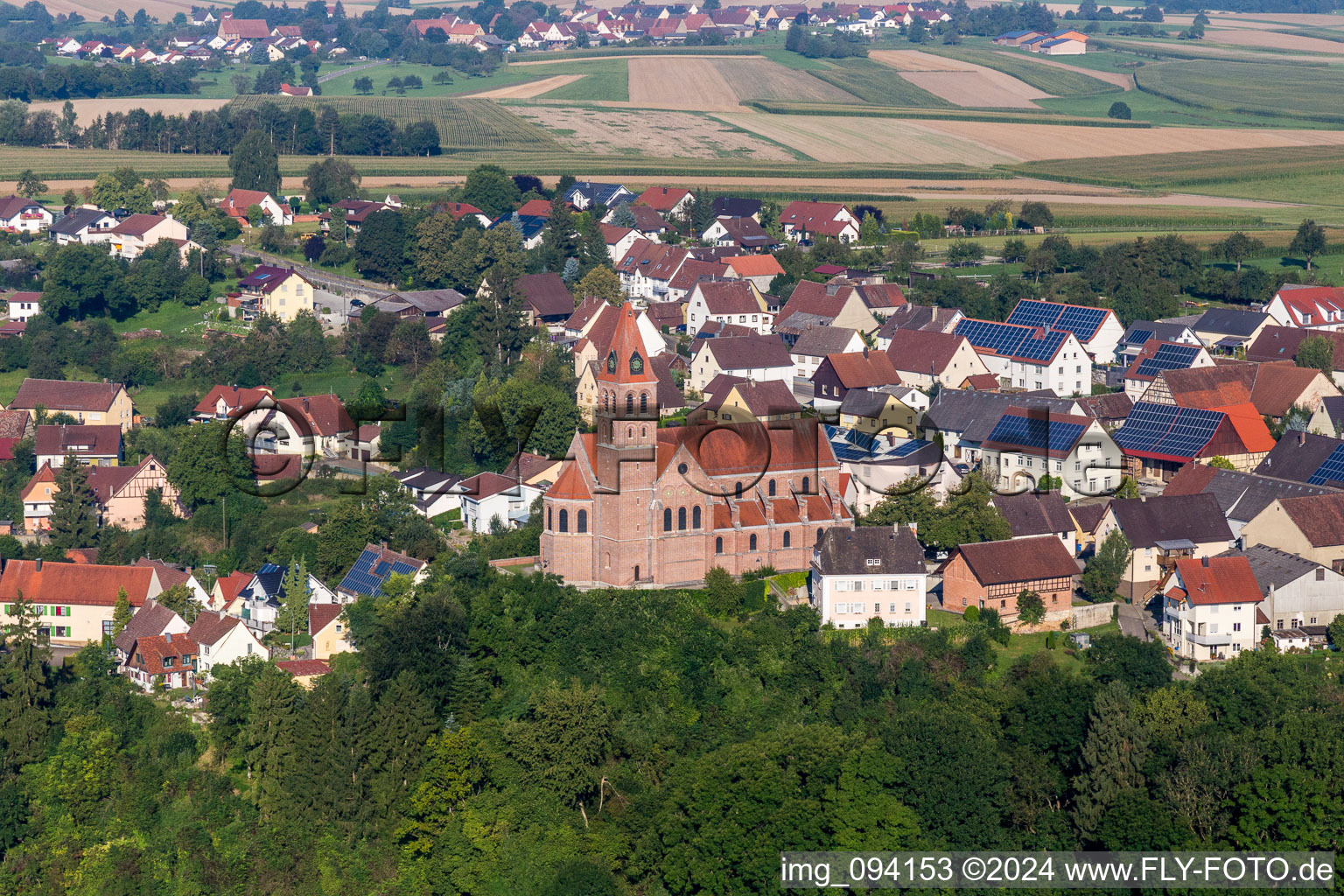 Luftbild von Kirchengebäude im Dorfkern im Ortsteil Hundersingen in Herbertingen im Bundesland Baden-Württemberg, Deutschland