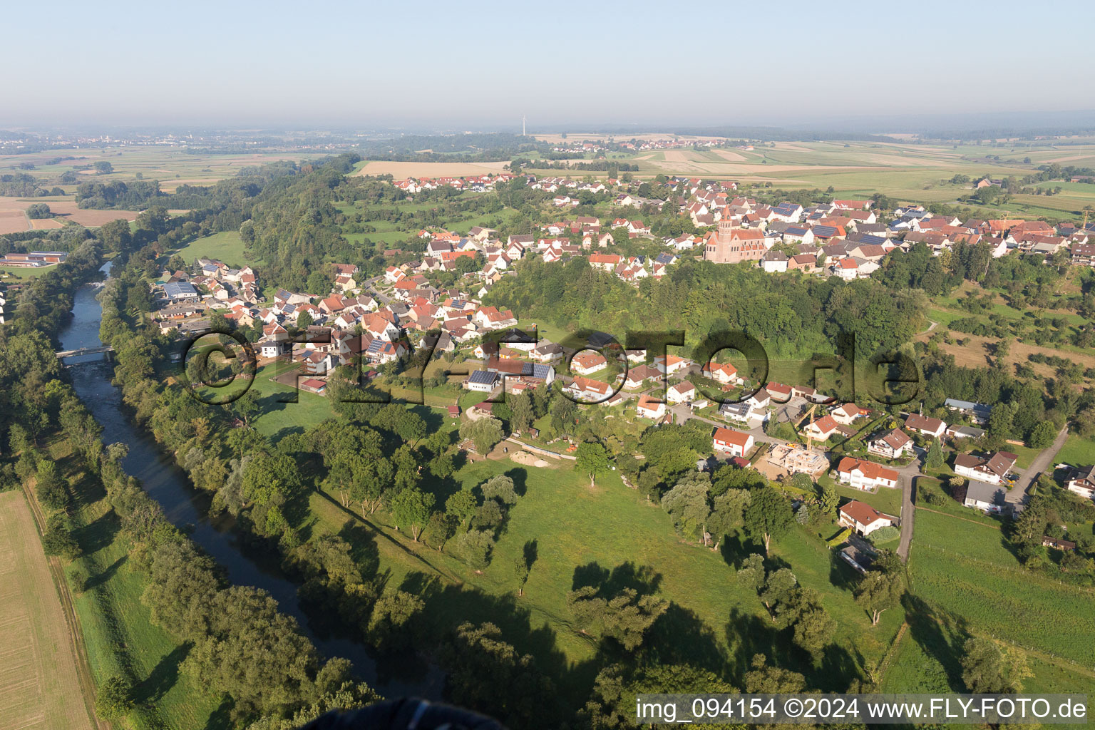 Dorfkern an den Fluß- Hochuferbereichen der Donau in Herbertingen im Bundesland Baden-Württemberg, Deutschland