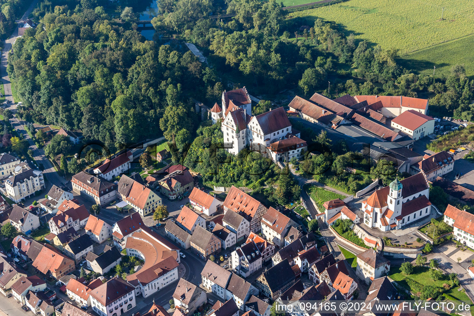 Schrägluftbild von Schloß Scheer in Scheer im Bundesland Baden-Württemberg, Deutschland