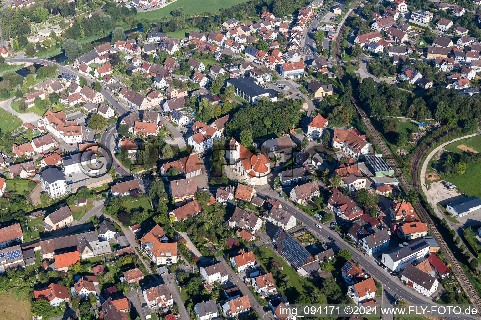Luftbild von Dorfkern an den Fluß- Uferbereichen der Donau in Sigmaringendorf im Bundesland Baden-Württemberg, Deutschland