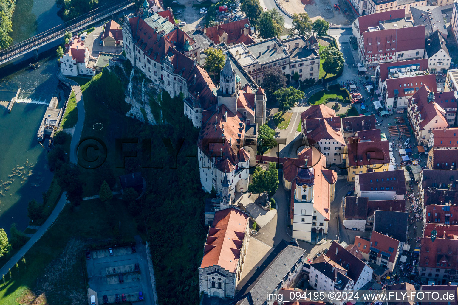 Luftbild von Burganlage des Schloß Sigmaringen zwischen Donau und Altstadt von Sigmaringen im Bundesland Baden-Württemberg, Deutschland