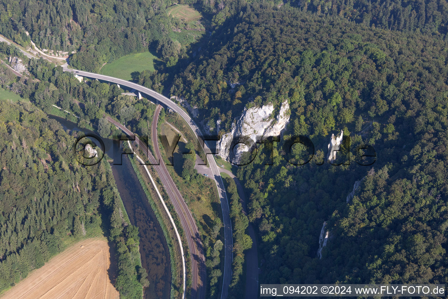 Schienen- und Straßenführung im Brückenbauwerk zur Uferquerung der Donau in Sigmaringen im Bundesland Baden-Württemberg, Deutschland