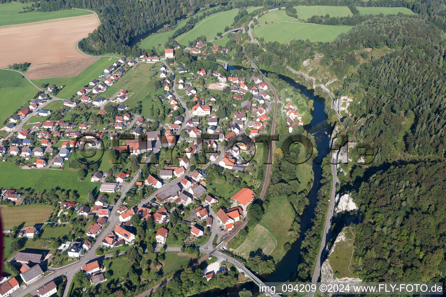Dorfkern an den Fluß- Uferbereichen der Donau im Ortsteil Gutenstein in Sigmaringen im Bundesland Baden-Württemberg, Deutschland