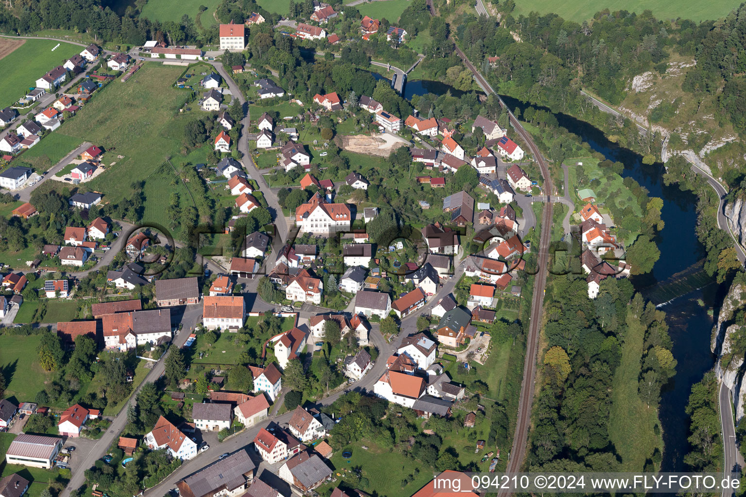 Luftbild von Dorfkern an den Fluß- Uferbereichen der Donau im Ortsteil Gutenstein in Sigmaringen im Bundesland Baden-Württemberg, Deutschland