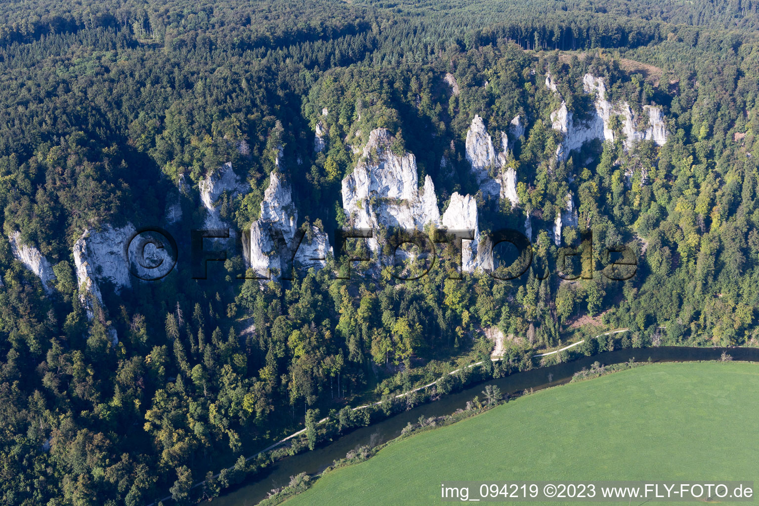 Felsen am Steilufer des Kurvenförmigen Flußverlauf der Donau in Beuron im Bundesland Baden-Württemberg, Deutschland