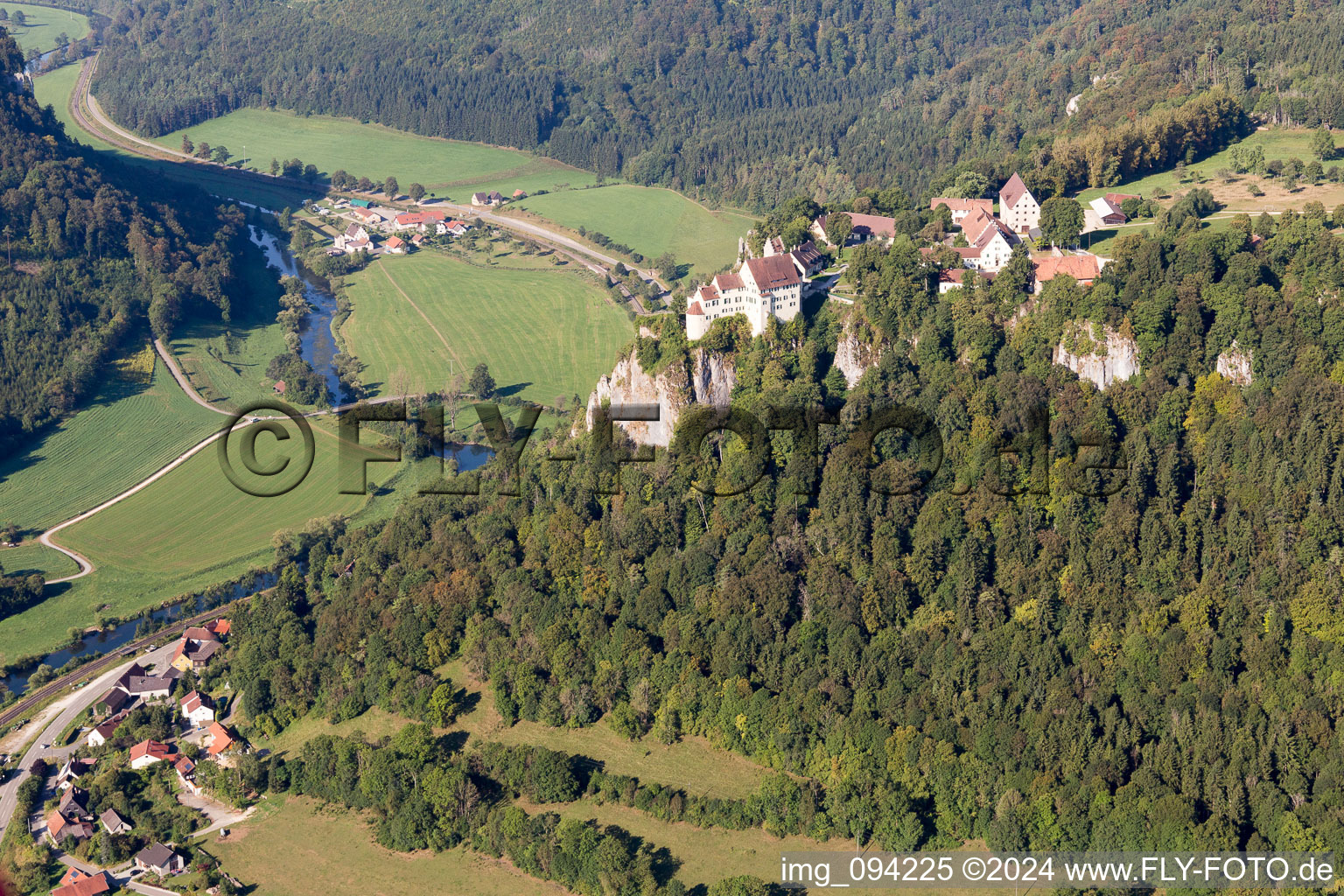 Luftbild von Ruine und Mauerreste der ehemaligen Burganlage Schloss Hausen im Tal über dem Donautal in Beuron im Bundesland Baden-Württemberg, Deutschland