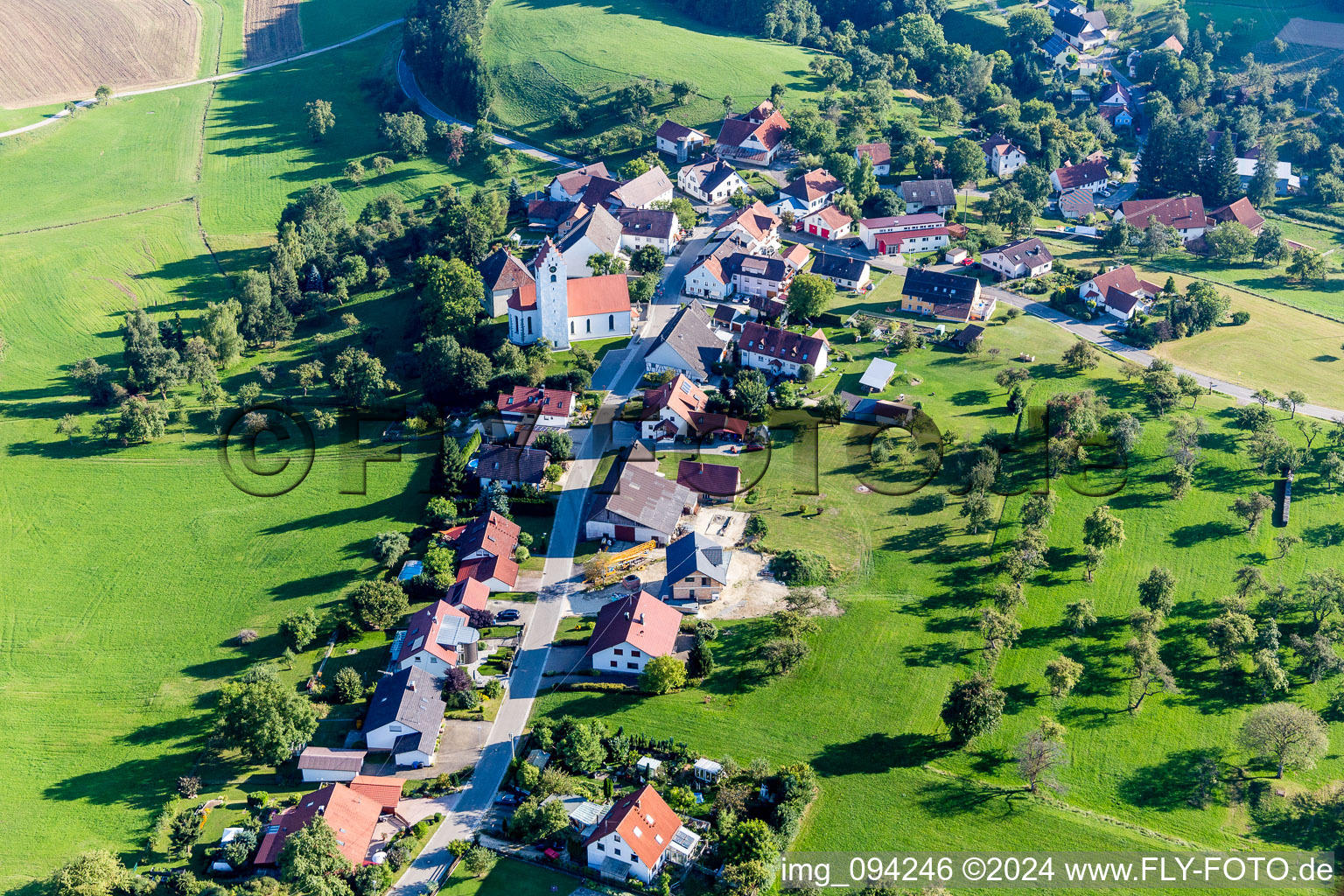Dorf - Ansicht am Rande von landwirtschaftlichen Feldern und Nutzflächen im Ortsteil Rorgenwies in Eigeltingen im Bundesland Baden-Württemberg, Deutschland