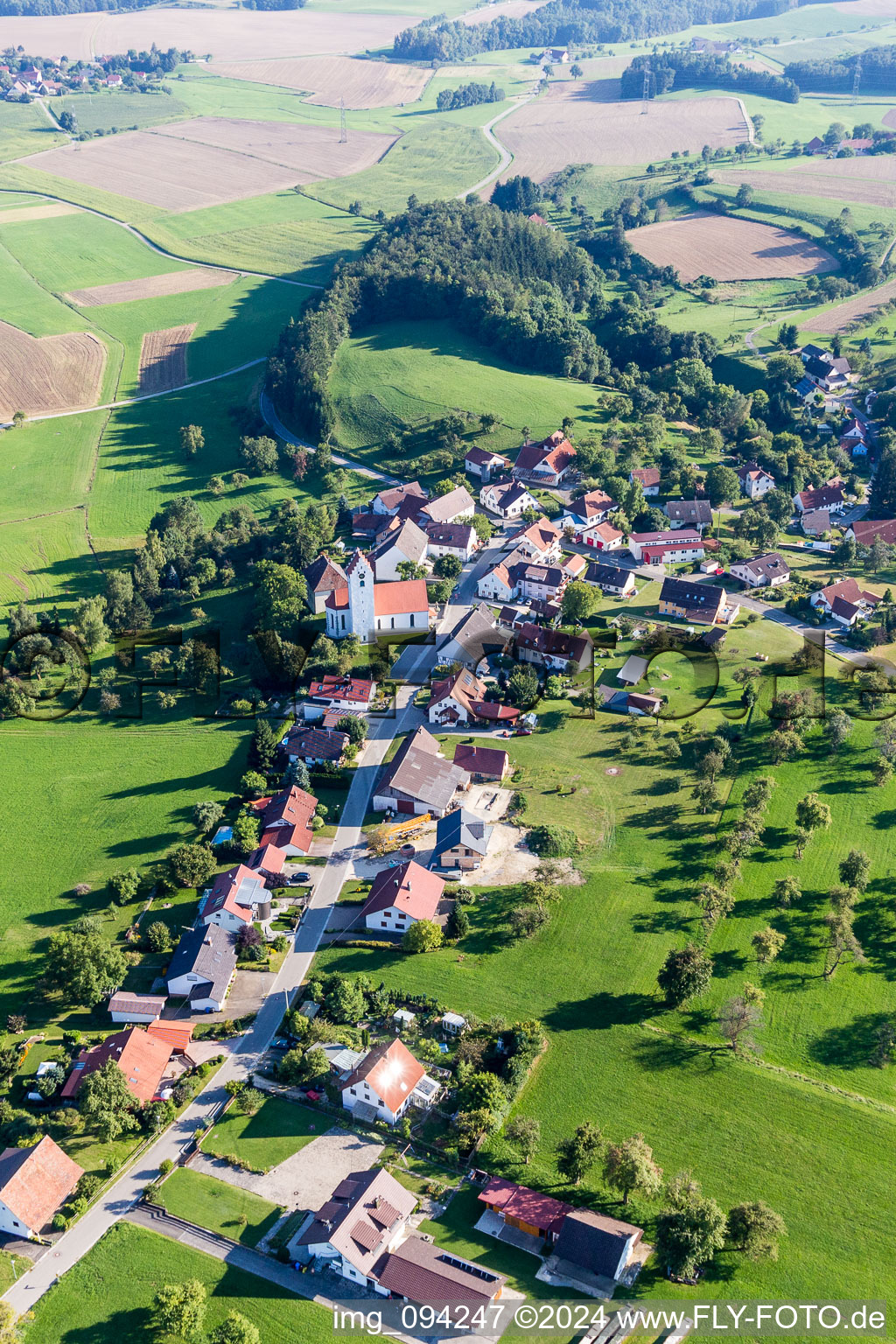 Luftbild von Dorf - Ansicht am Rande von landwirtschaftlichen Feldern und Nutzflächen im Ortsteil Rorgenwies in Eigeltingen im Bundesland Baden-Württemberg, Deutschland