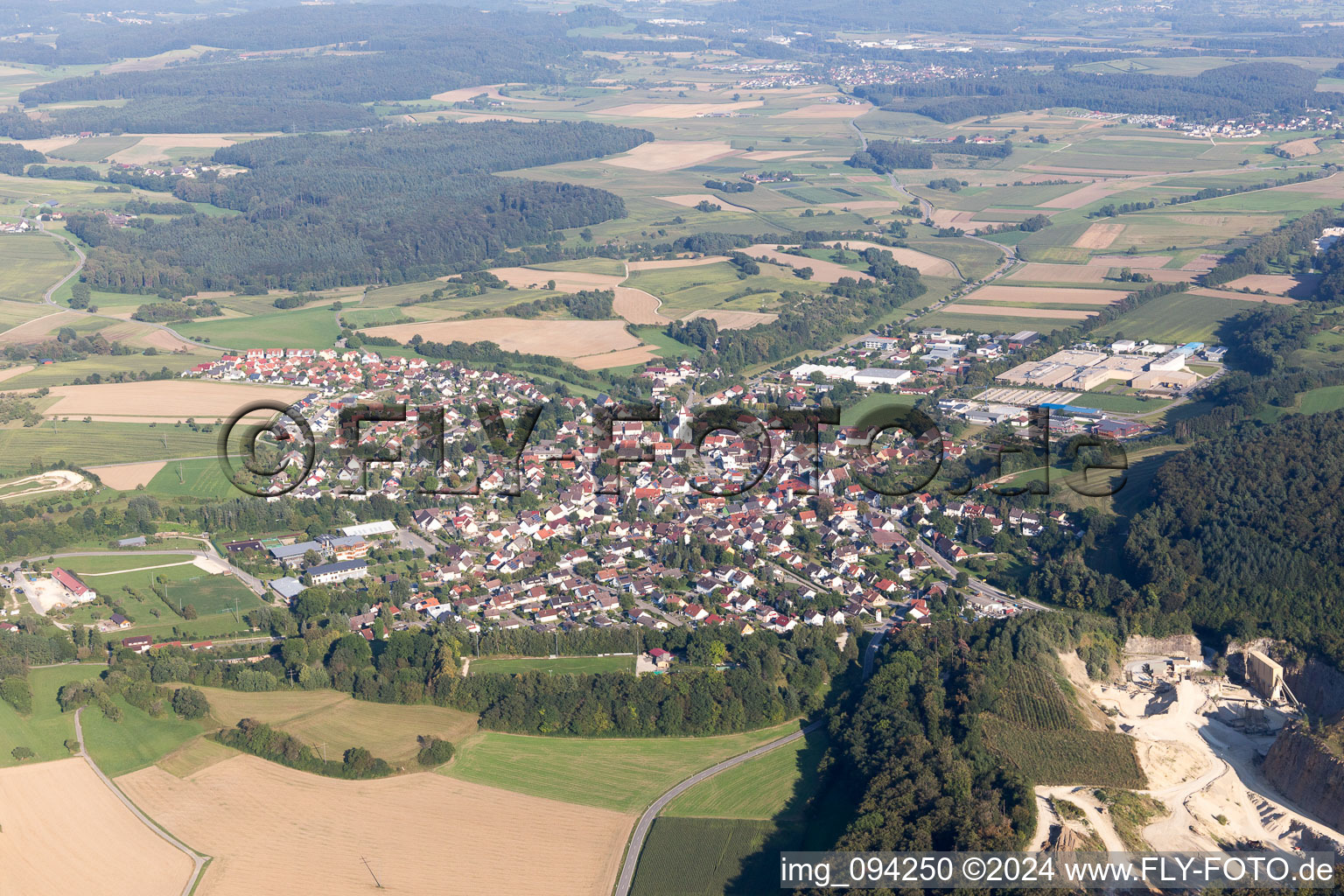 Dorf - Ansicht am Rande von landwirtschaftlichen Feldern und Nutzflächen in Eigeltingen im Bundesland Baden-Württemberg, Deutschland