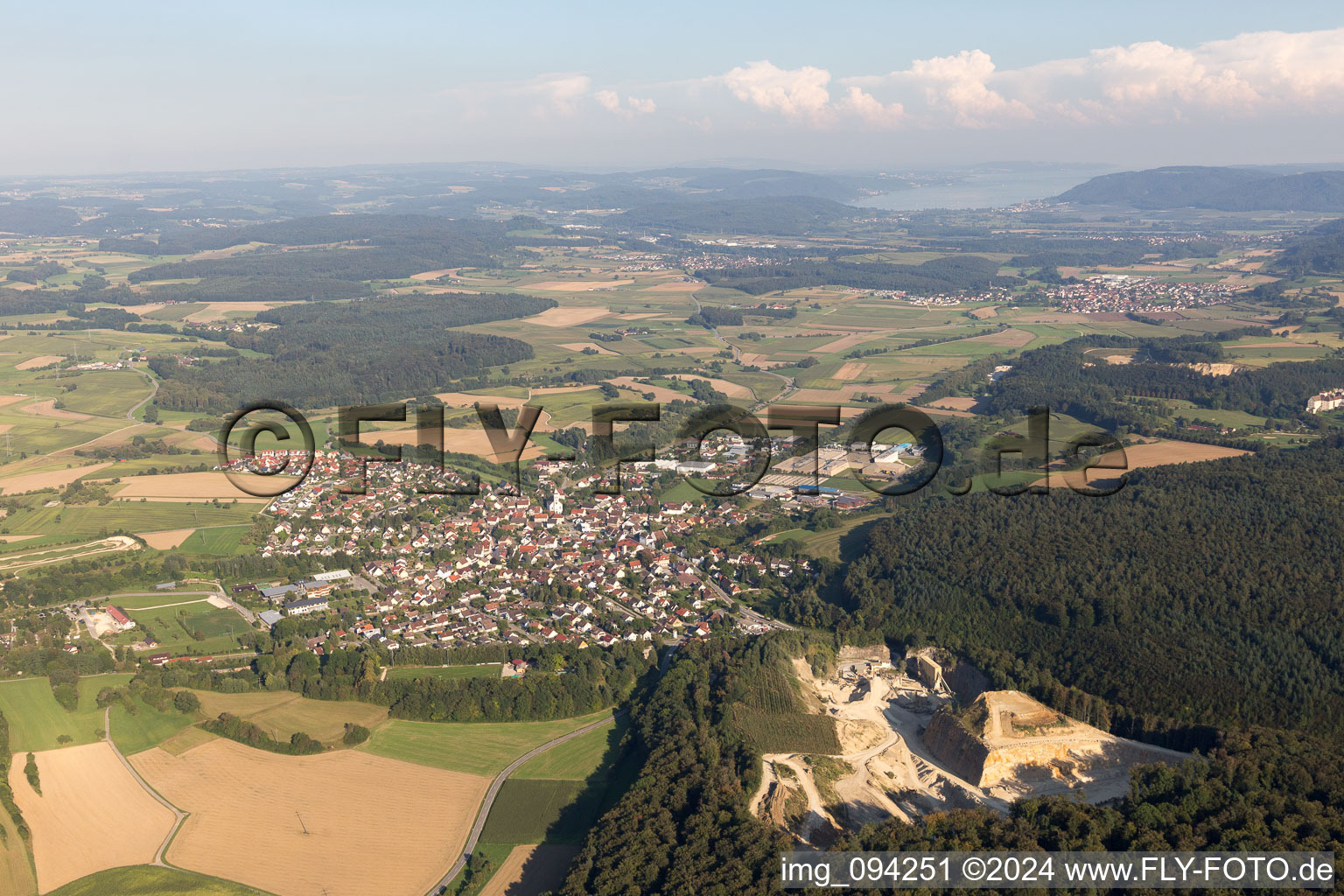 Luftbild von Dorf - Ansicht am Rande von landwirtschaftlichen Feldern und Nutzflächen in Eigeltingen im Bundesland Baden-Württemberg, Deutschland