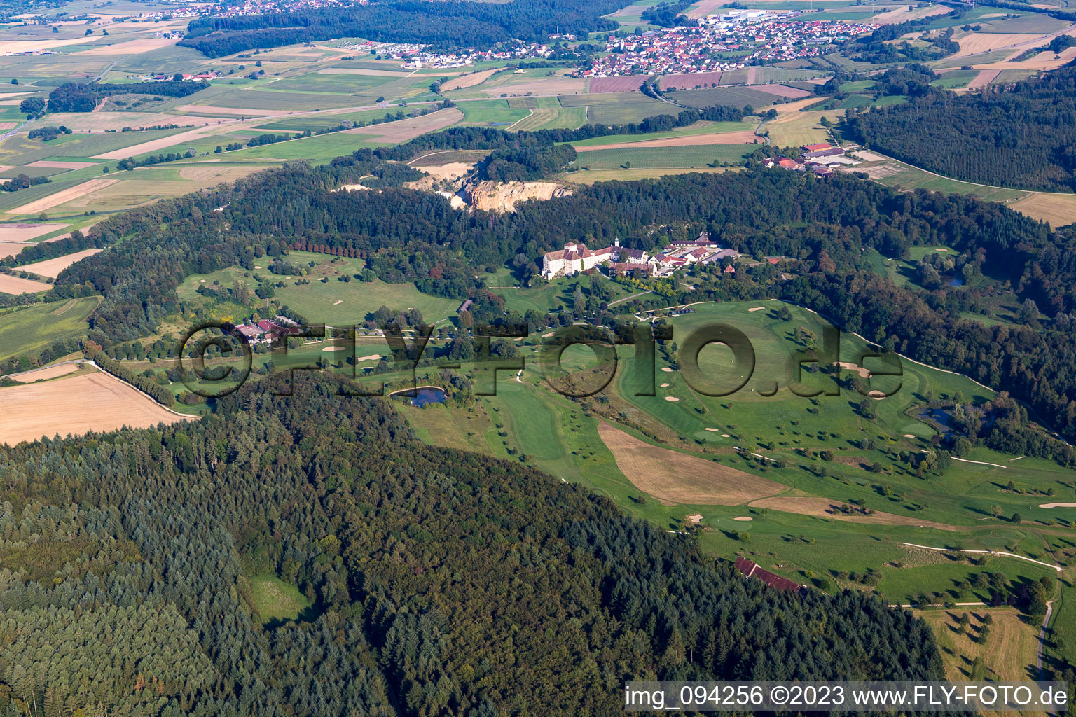 Schrägluftbild von Orsingen-Nenzingen, Schloss Langenstein, Golfplatz Der Country Club im Bundesland Baden-Württemberg, Deutschland