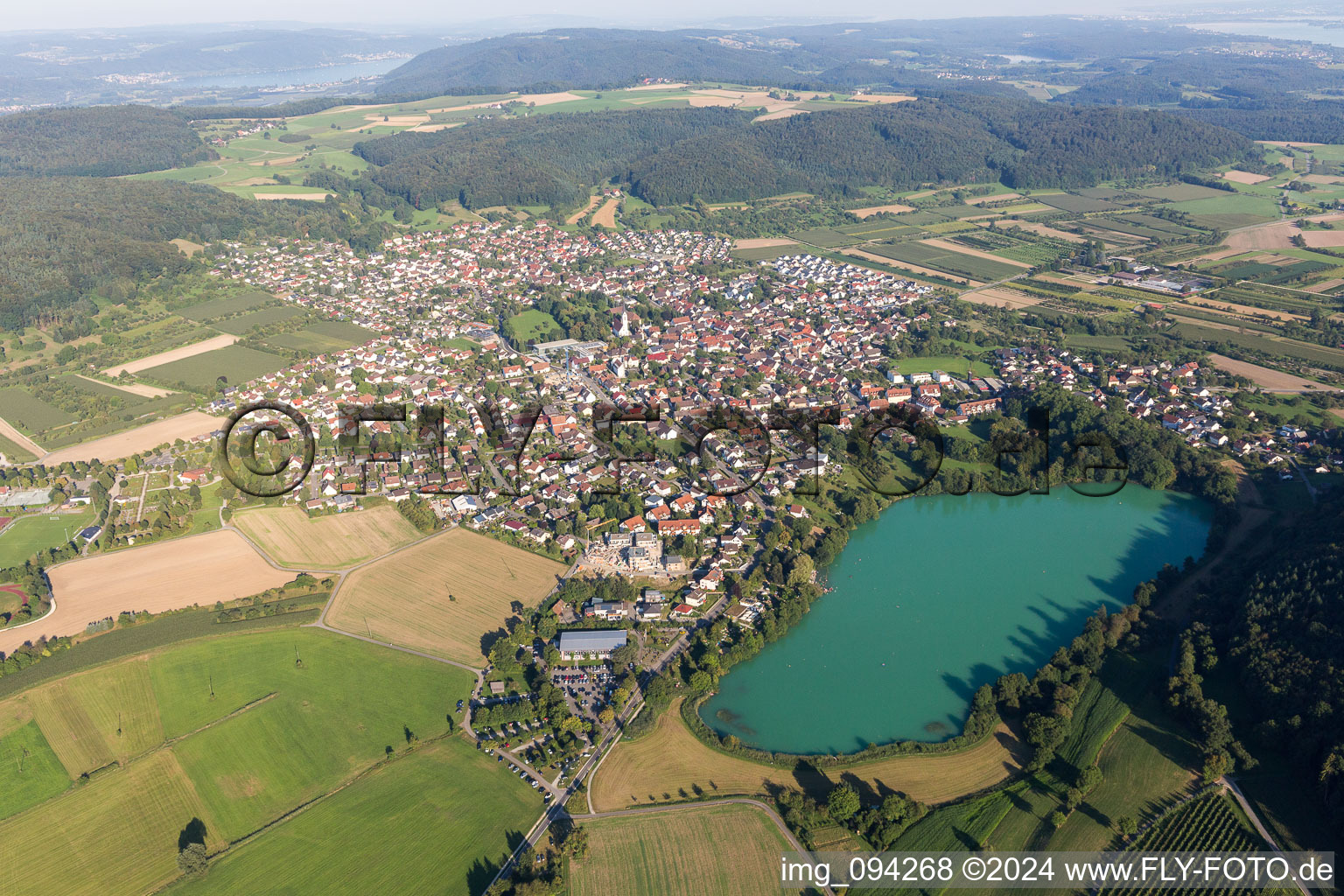 Dorfkern an den See- Uferbereichen des Steisslinger See in Steißlingen im Bundesland Baden-Württemberg, Deutschland