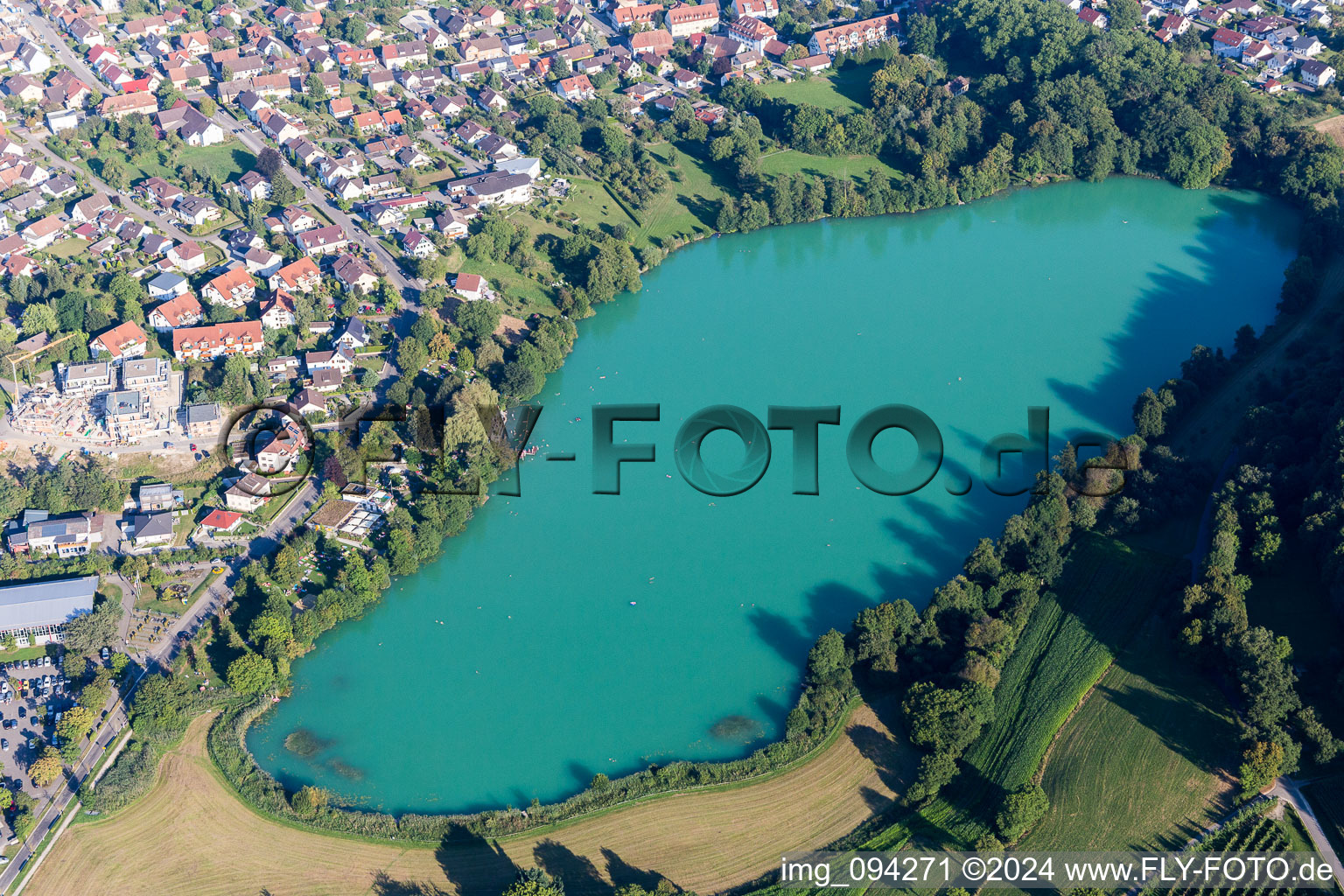 Luftbild von Dorfkern an den See- Uferbereichen des Steisslinger See in Steißlingen im Bundesland Baden-Württemberg, Deutschland