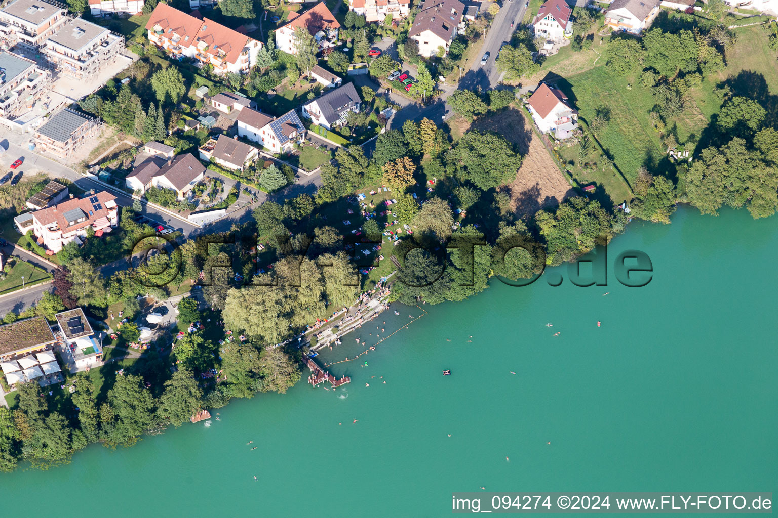 Schwimmer am Freibad Steißlingen am Steißlinger See in Steißlingen im Bundesland Baden-Württemberg, Deutschland