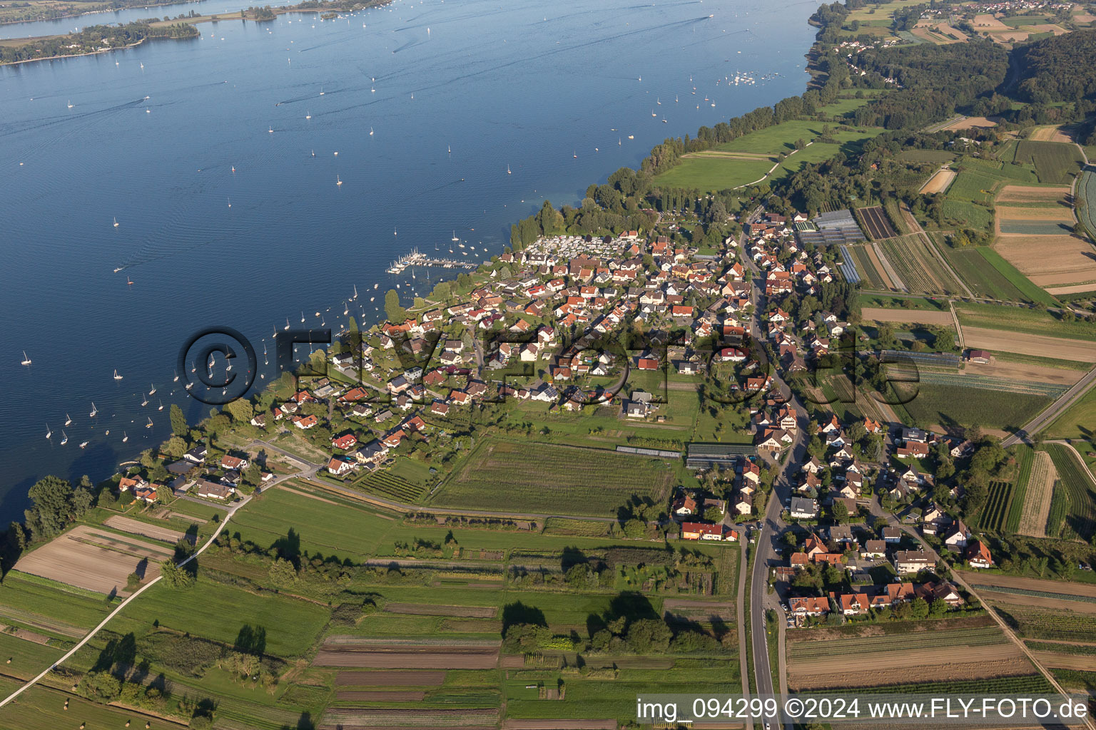 Dorfkern an den See- Uferbereichen des Bodensee mit Yachthafen und Segelschule im Ortsteil Iznang in Moos im Bundesland Baden-Württemberg, Deutschland