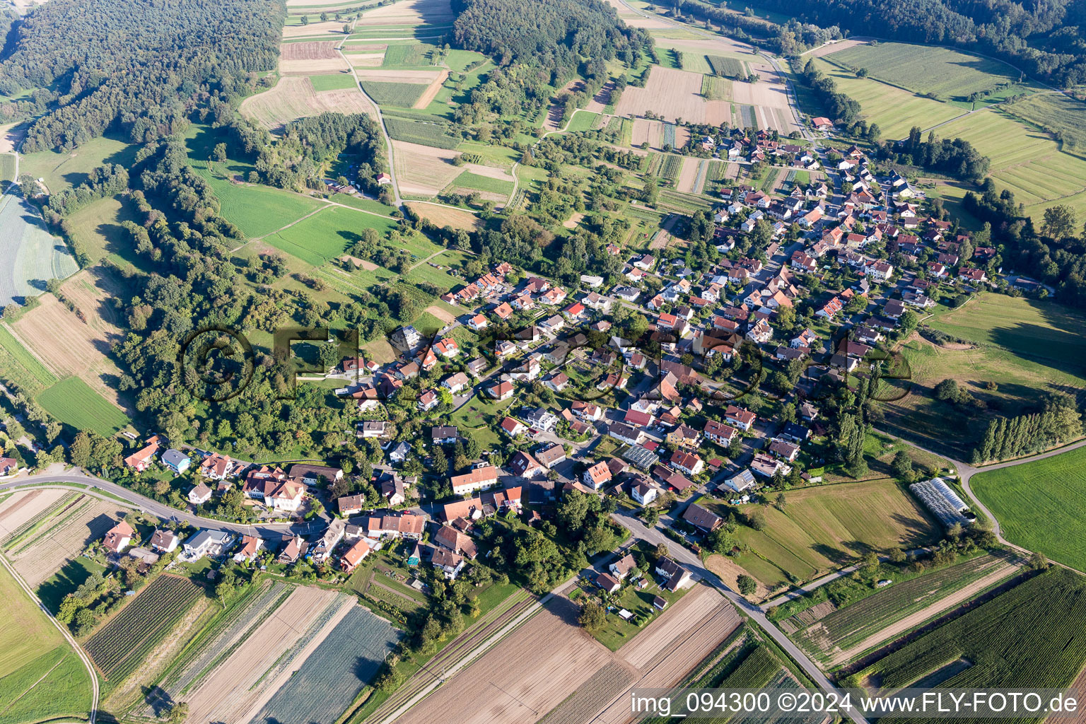 Dorf - Ansicht am Rande von landwirtschaftlichen Feldern und Nutzflächen im Ortsteil Weiler in Moos im Bundesland Baden-Württemberg, Deutschland