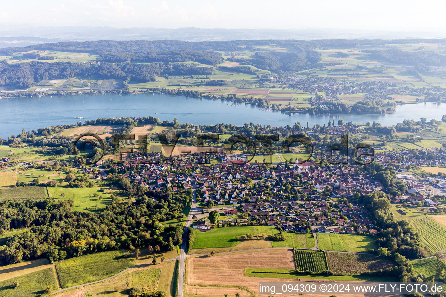 Dorfkern an den Fluss-/Bodensee-Uferbereichen des Rhein in Öhningen im Bundesland Baden-Württemberg, Deutschland