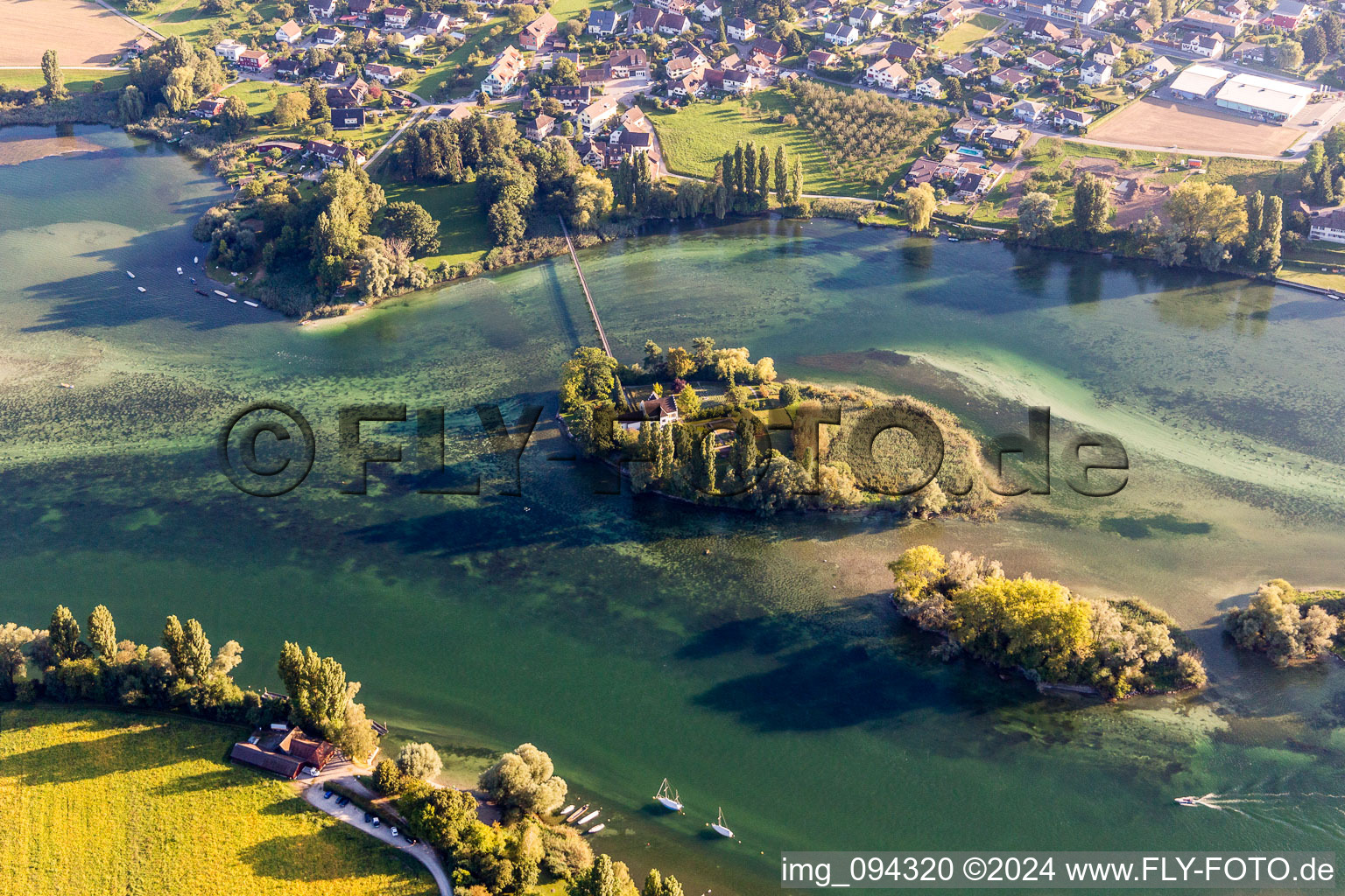 Insel Werd am Ufer des Flußverlaufes des Rhein in Stein am Rhein im Kanton Schaffhausen, Schweiz