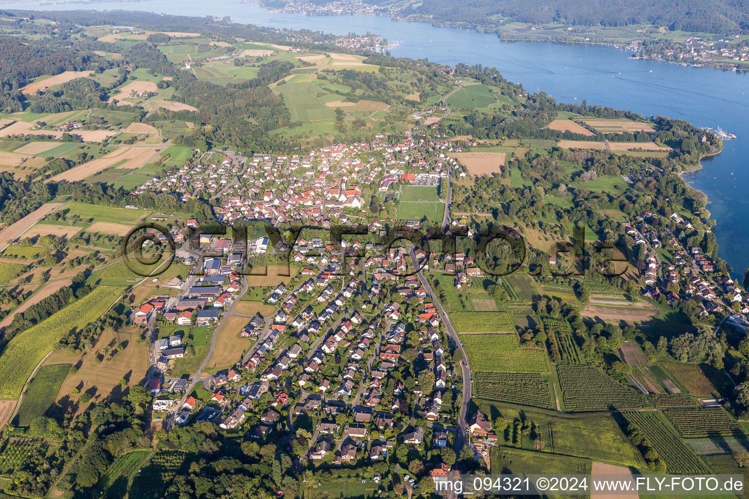 Luftbild von Dorfkern an den Fluss-/Bodensee-Uferbereichen des Rhein in Öhningen im Bundesland Baden-Württemberg, Deutschland