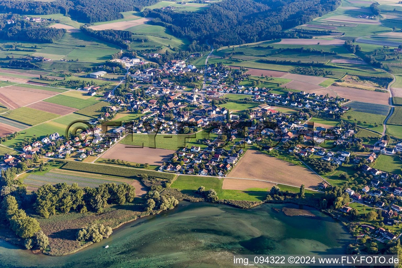 Dorfkern an den Fluß- Uferbereichen des Rhein in Eschenz im Kanton Thurgau, Schweiz