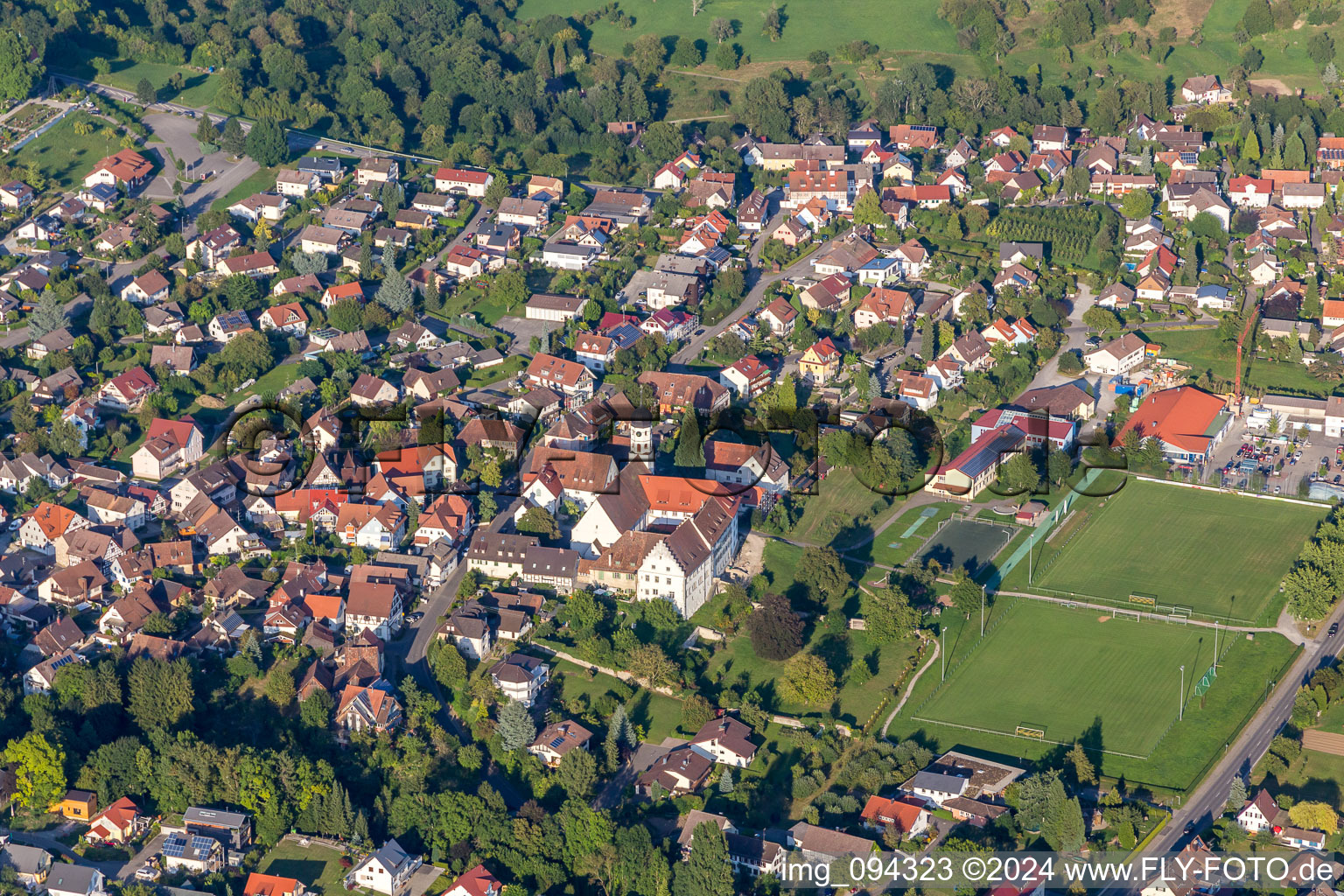 Gebäudekomplex des Augustiner Chorherrenstift Kloster Öhningen vor der Kirche St. Hippolyt und Verena in Öhningen im Bundesland Baden-Württemberg, Deutschland