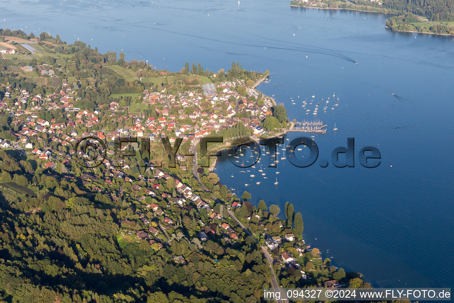 Luftbild von Dorfkern an den See- Uferbereichen des Untersee in Wangen im Bundesland Baden-Württemberg, Deutschland
