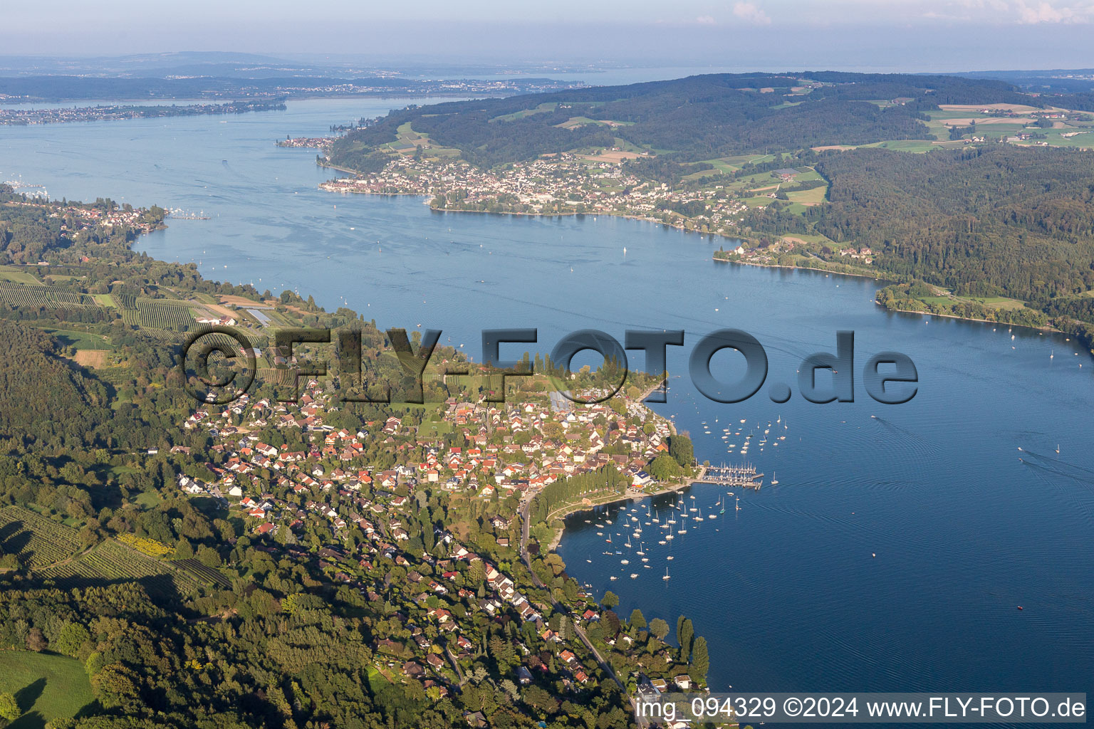 Luftaufnahme von Dorfkern an den See- Uferbereichen des Untersee in Wangen im Bundesland Baden-Württemberg, Deutschland