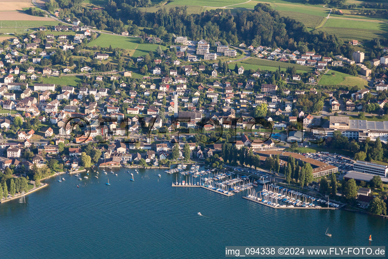 Yachthafen mit Sportboot- Anlegestellen und Bootsliegeplätzen am Uferbereich des Bodensee in Steckborn im Kanton Thurgau, Schweiz