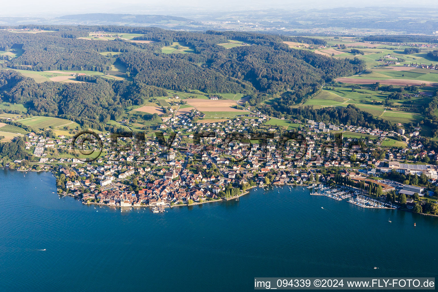 Luftbild von Yachthafen mit Sportboot- Anlegestellen und Bootsliegeplätzen am Uferbereich des Bodensee in Steckborn im Kanton Thurgau, Schweiz