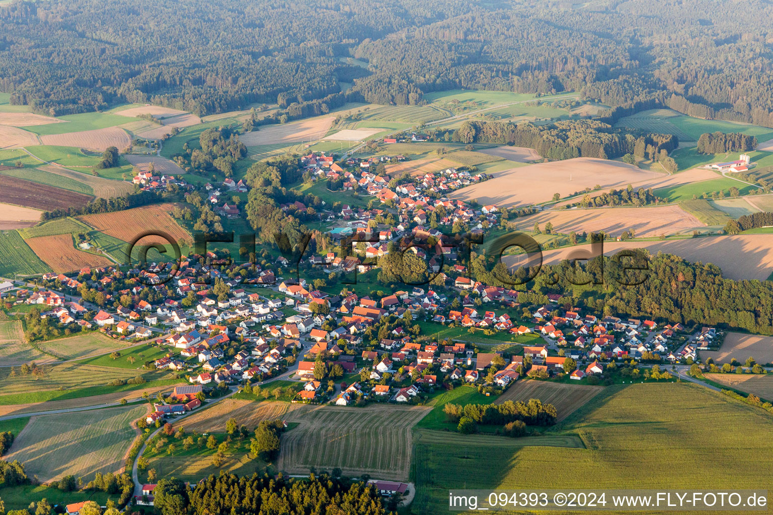 Dorf - Ansicht am Rande von landwirtschaftlichen Feldern und Nutzflächen in Herdwangen-Schönach im Bundesland Baden-Württemberg, Deutschland