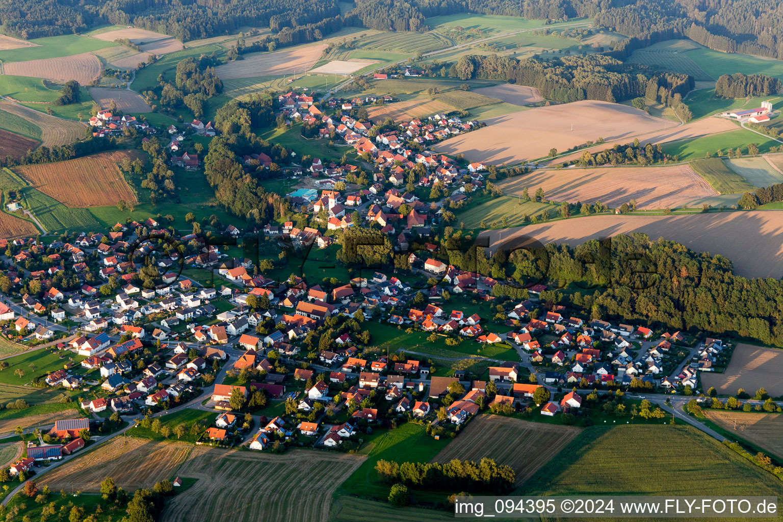 Luftbild von Dorf - Ansicht am Rande von landwirtschaftlichen Feldern und Nutzflächen in Herdwangen-Schönach im Bundesland Baden-Württemberg, Deutschland