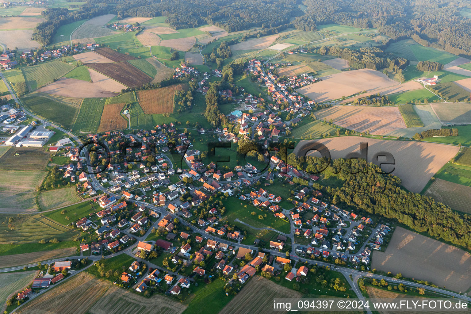 Luftaufnahme von Dorf - Ansicht am Rande von landwirtschaftlichen Feldern und Nutzflächen in Herdwangen-Schönach im Bundesland Baden-Württemberg, Deutschland