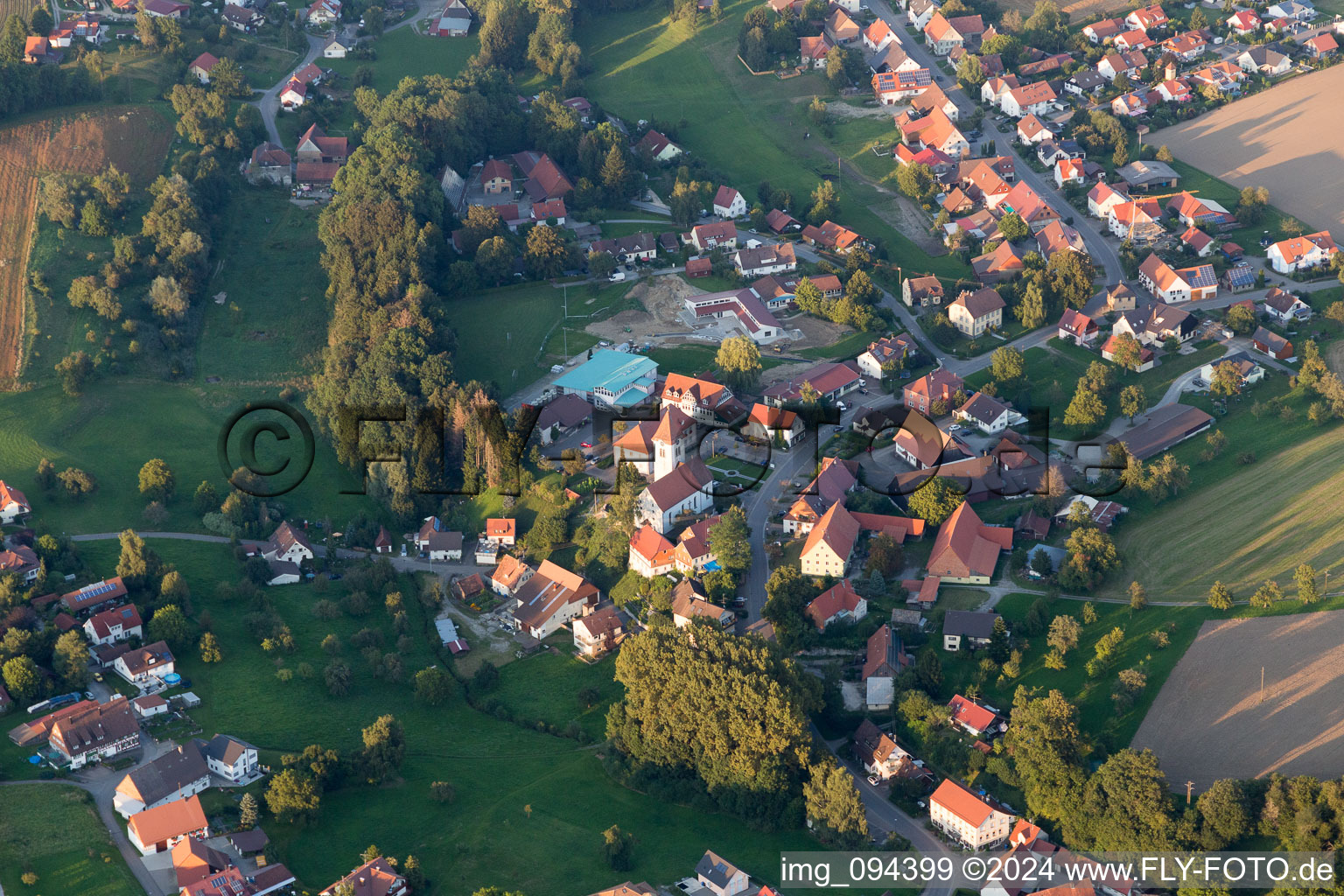 Schrägluftbild von Dorf - Ansicht am Rande von landwirtschaftlichen Feldern und Nutzflächen in Herdwangen-Schönach im Bundesland Baden-Württemberg, Deutschland