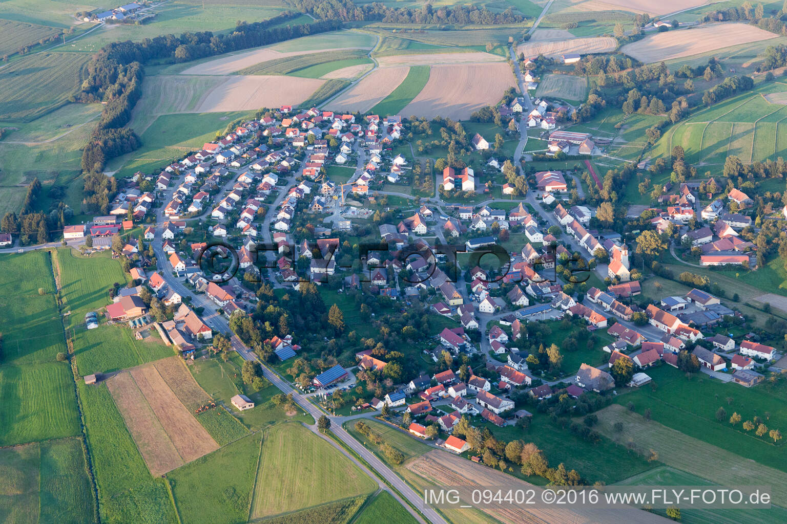 Dorf - Ansicht am Rande von landwirtschaftlichen Feldern und Nutzflächen im Ortsteil Aach-Linz in Pfullendorf im Bundesland Baden-Württemberg, Deutschland