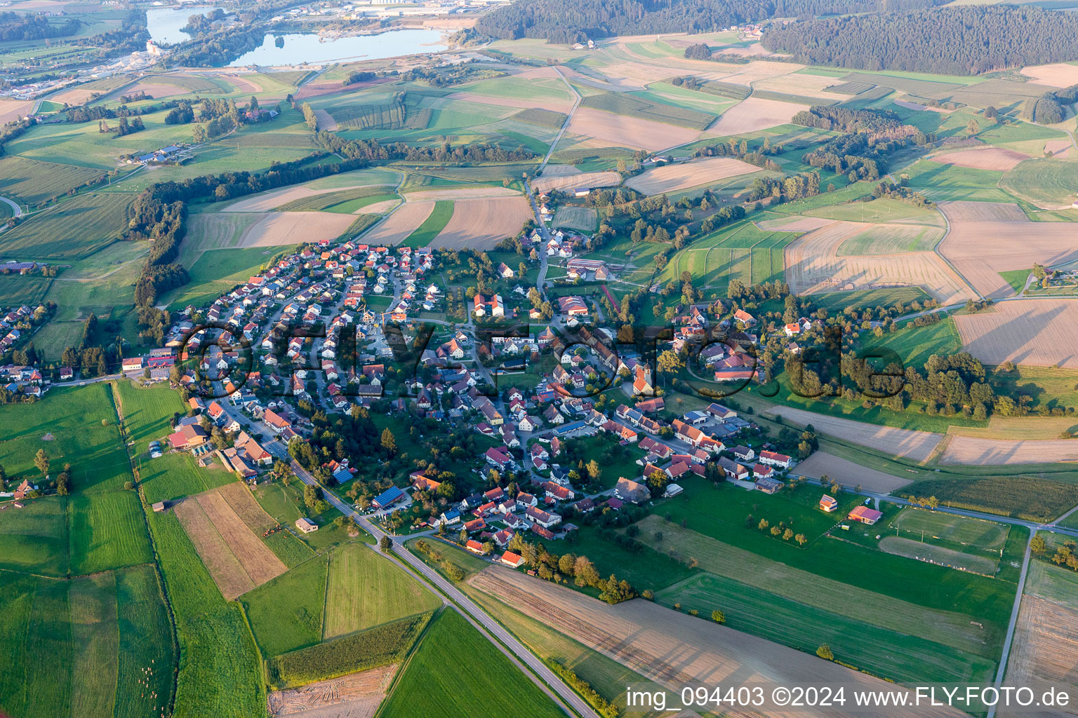 Luftbild von Dorf - Ansicht am Rande von landwirtschaftlichen Feldern und Nutzflächen im Ortsteil Aach-Linz in Pfullendorf im Bundesland Baden-Württemberg, Deutschland