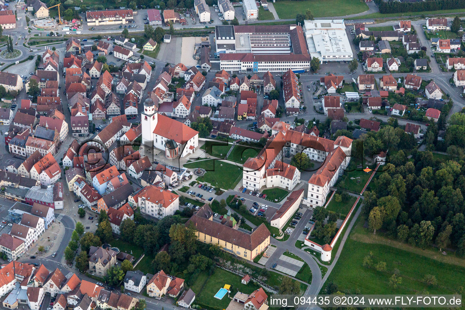 Luftbild von Gebäudekomplex im Schloßpark von Schloß Meßkirch in Meßkirch im Bundesland Baden-Württemberg, Deutschland