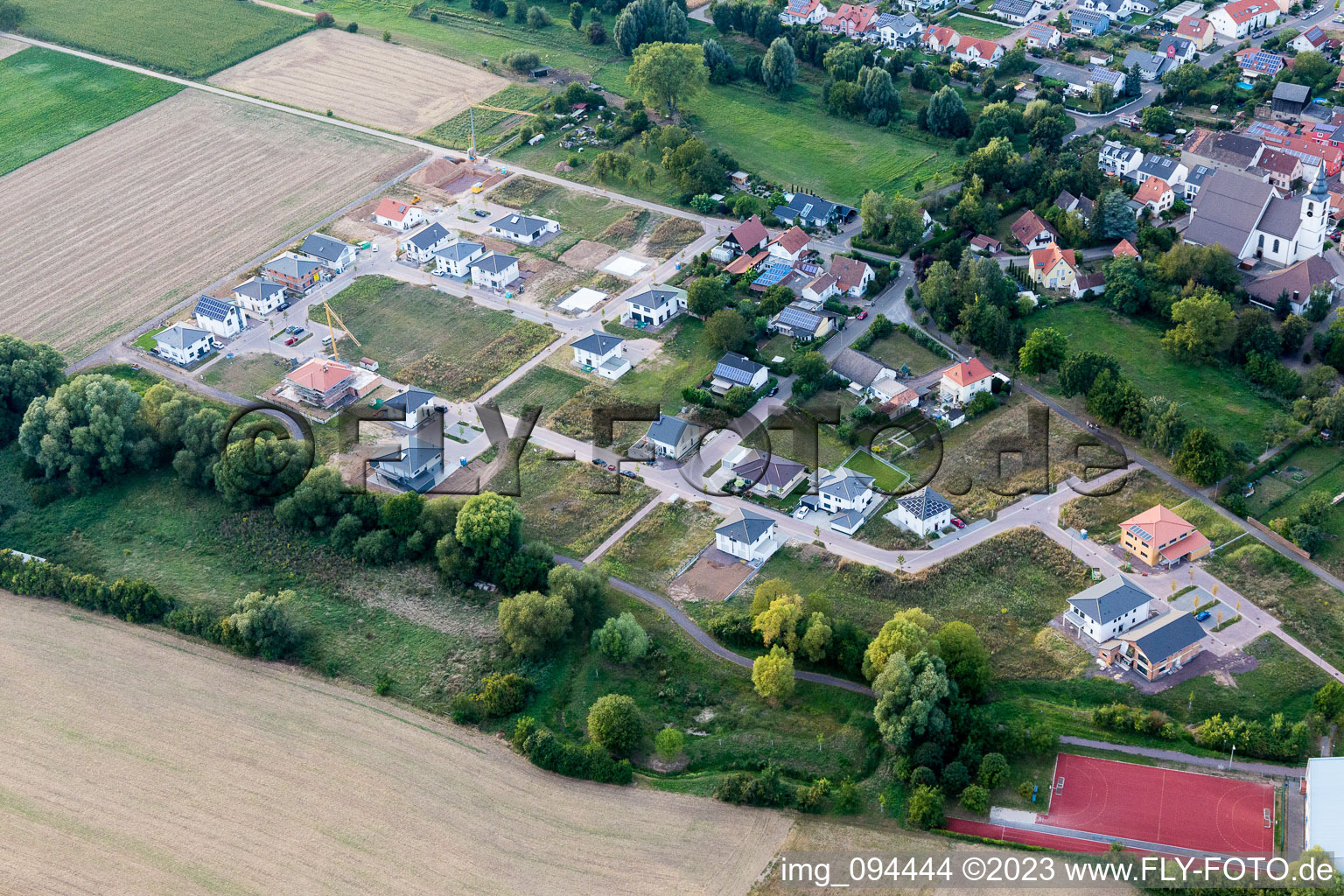 Drohnenaufname von Offenbach an der Queich im Bundesland Rheinland-Pfalz, Deutschland