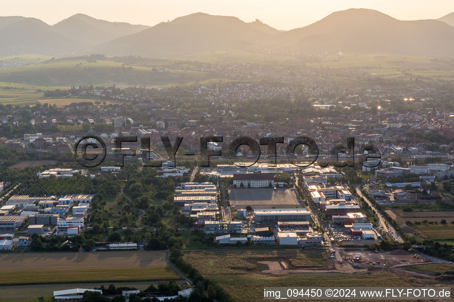 Luftbild von Messplatz im Ortsteil Queichheim in Landau in der Pfalz im Bundesland Rheinland-Pfalz, Deutschland