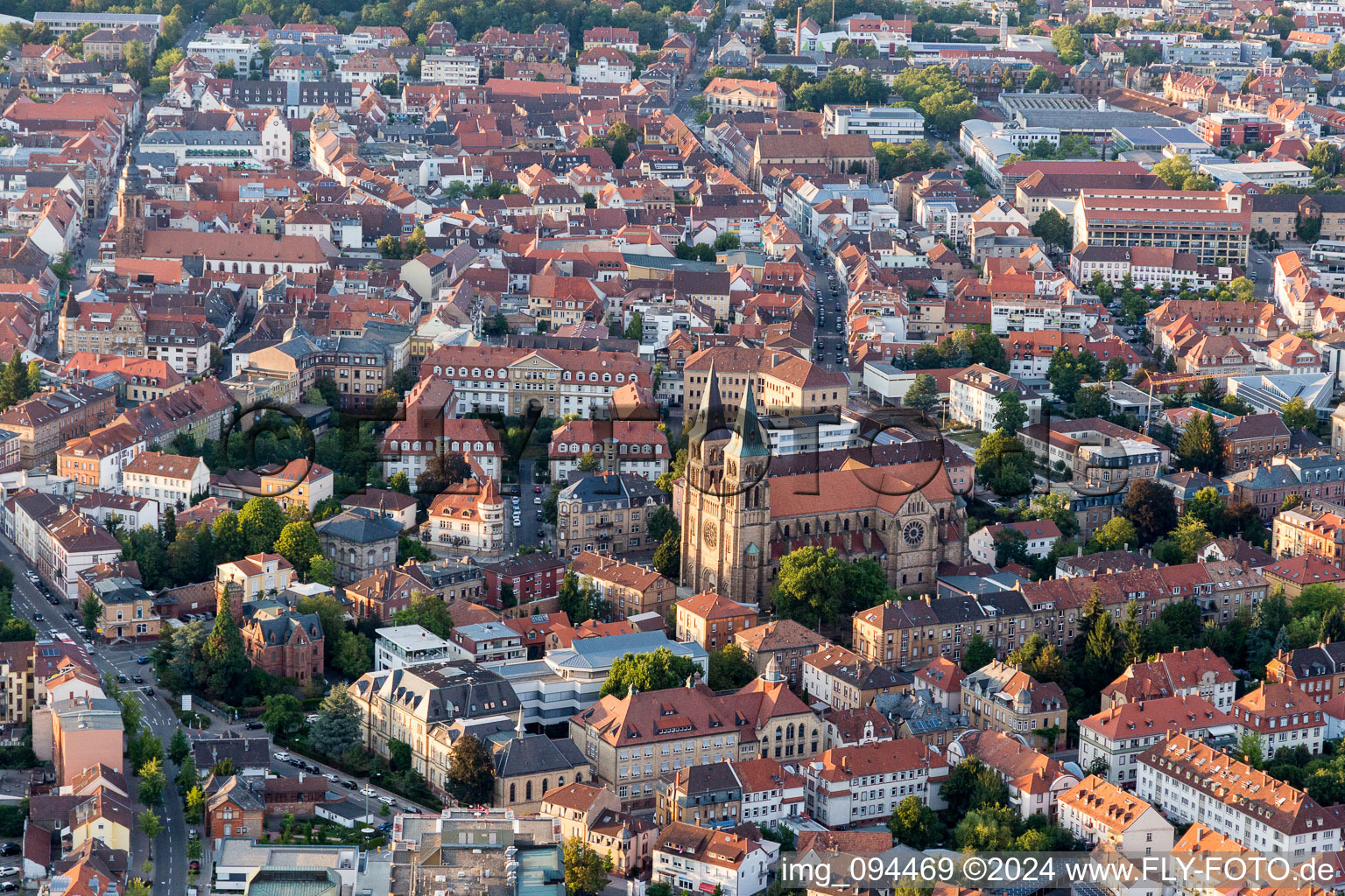 Luftbild von Kirchengebäude von  im Altstadt- Zentrum der Innenstadt in Landau in der Pfalz im Bundesland Rheinland-Pfalz, Deutschland