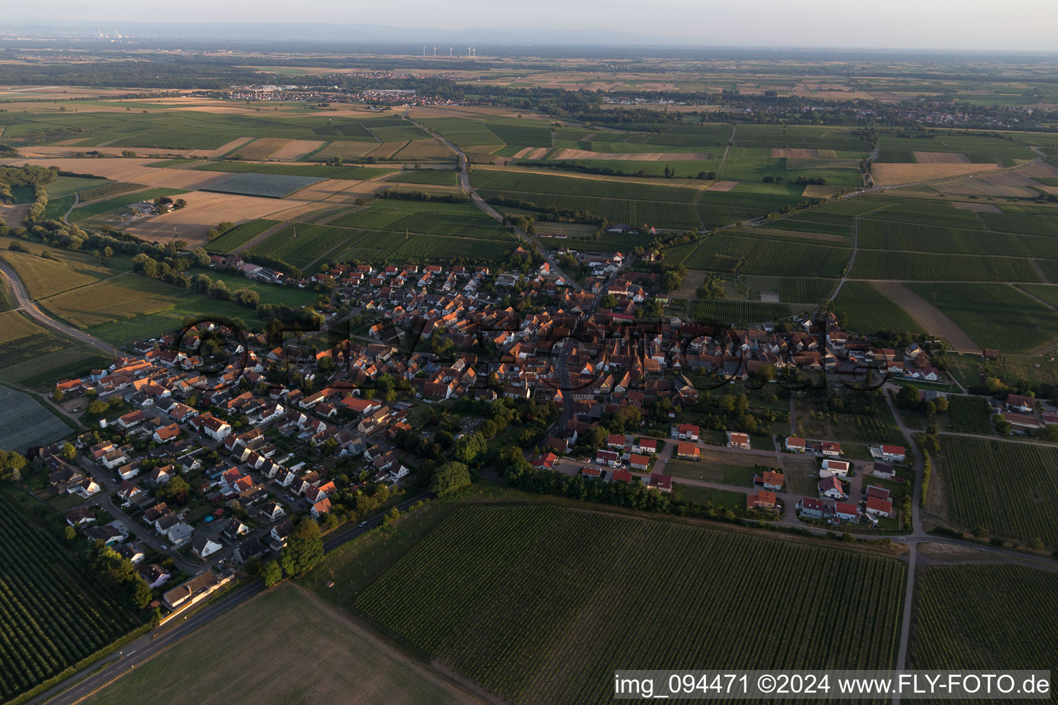 Luftbild von Dorf - Ansicht am Rande von landwirtschaftlichen Feldern und Nutzflächen in Impflingen im Bundesland Rheinland-Pfalz, Deutschland