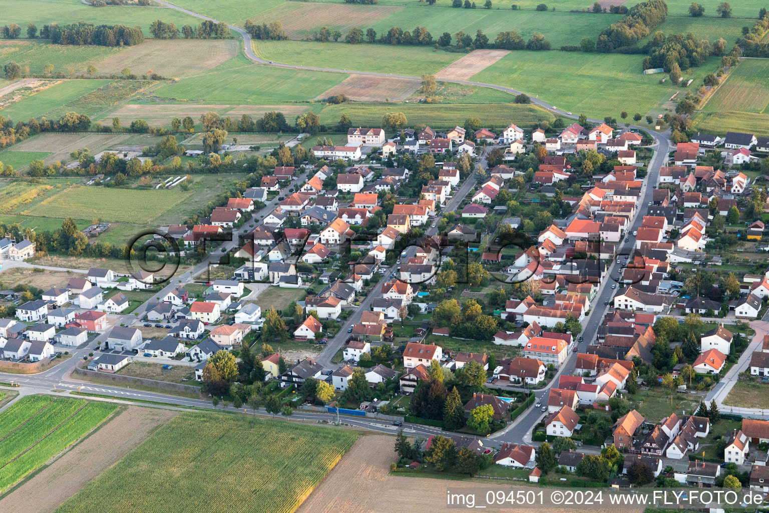 Minfeld im Bundesland Rheinland-Pfalz, Deutschland von einer Drohne aus