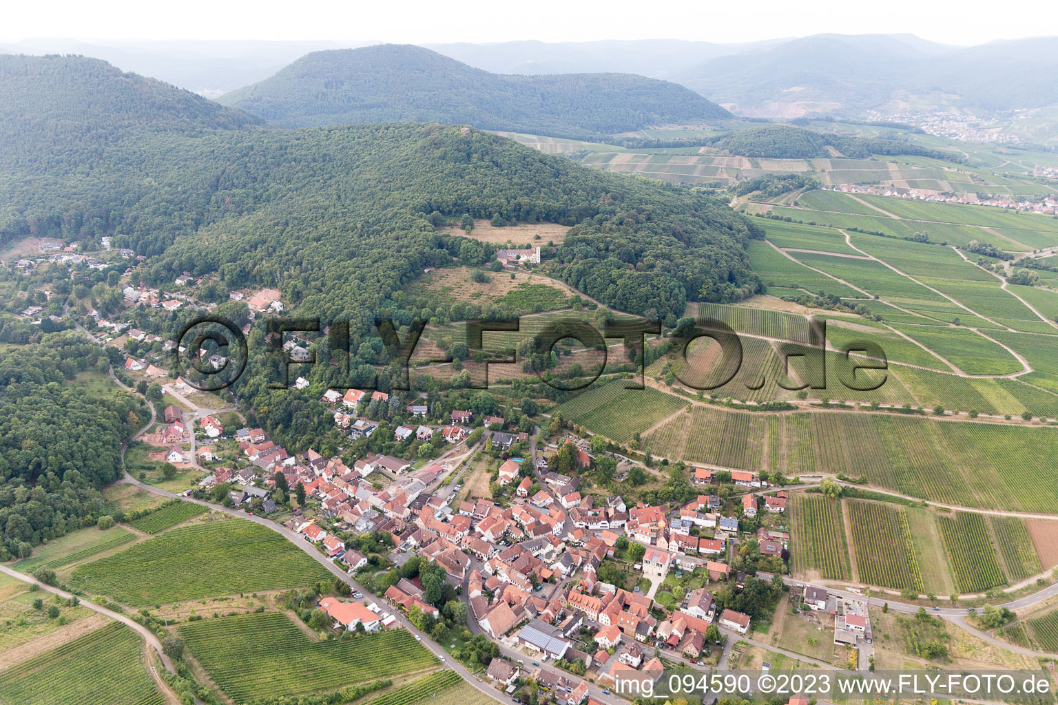 Leinsweiler im Bundesland Rheinland-Pfalz, Deutschland von der Drohne aus gesehen