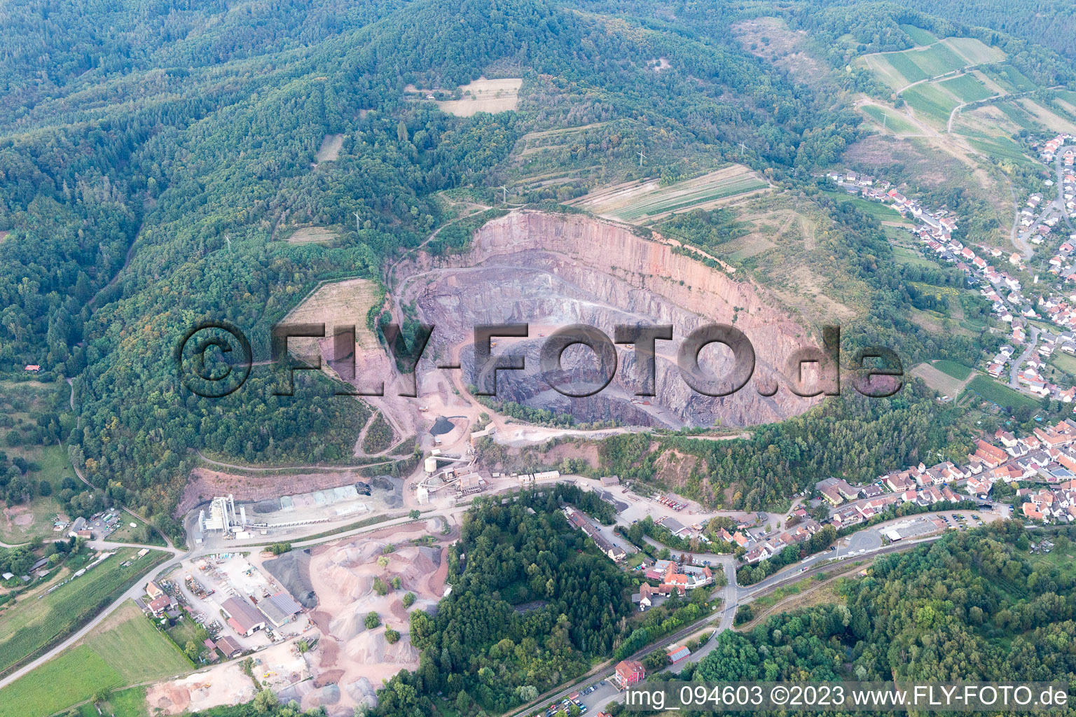 Luftbild von Albersweiler, Steinbruch im Bundesland Rheinland-Pfalz, Deutschland