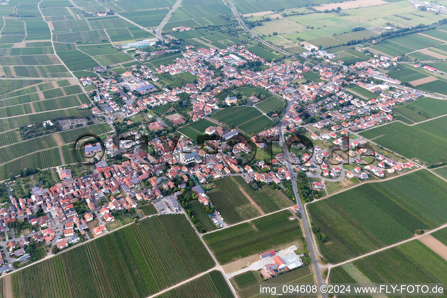 Ortsansicht der Straßen und Häuser der Wohngebiete in Edesheim im Bundesland Rheinland-Pfalz, Deutschland