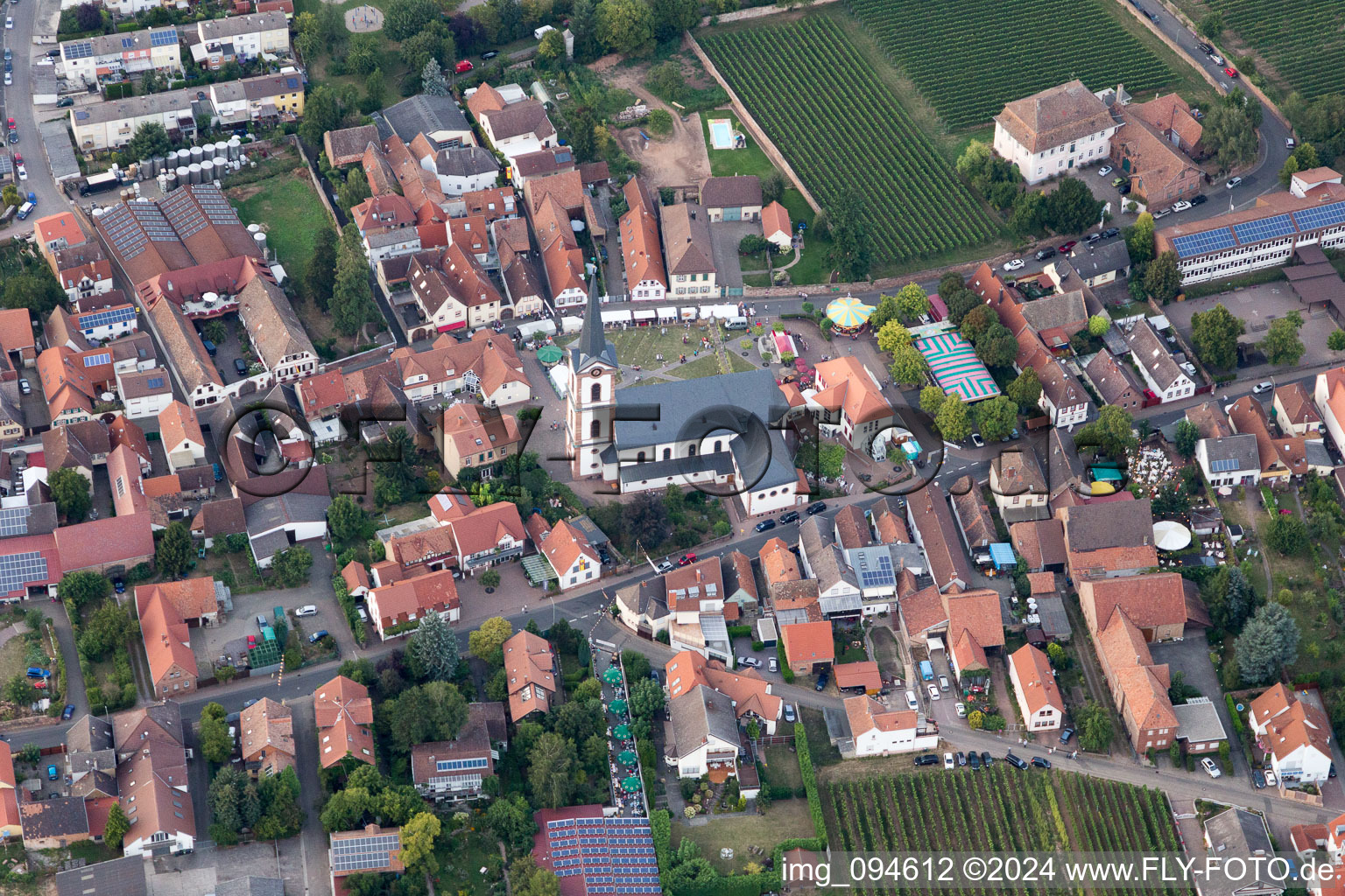 Kirchengebäude von St. Peter und Paul im Dorfkern in Edesheim im Bundesland Rheinland-Pfalz, Deutschland
