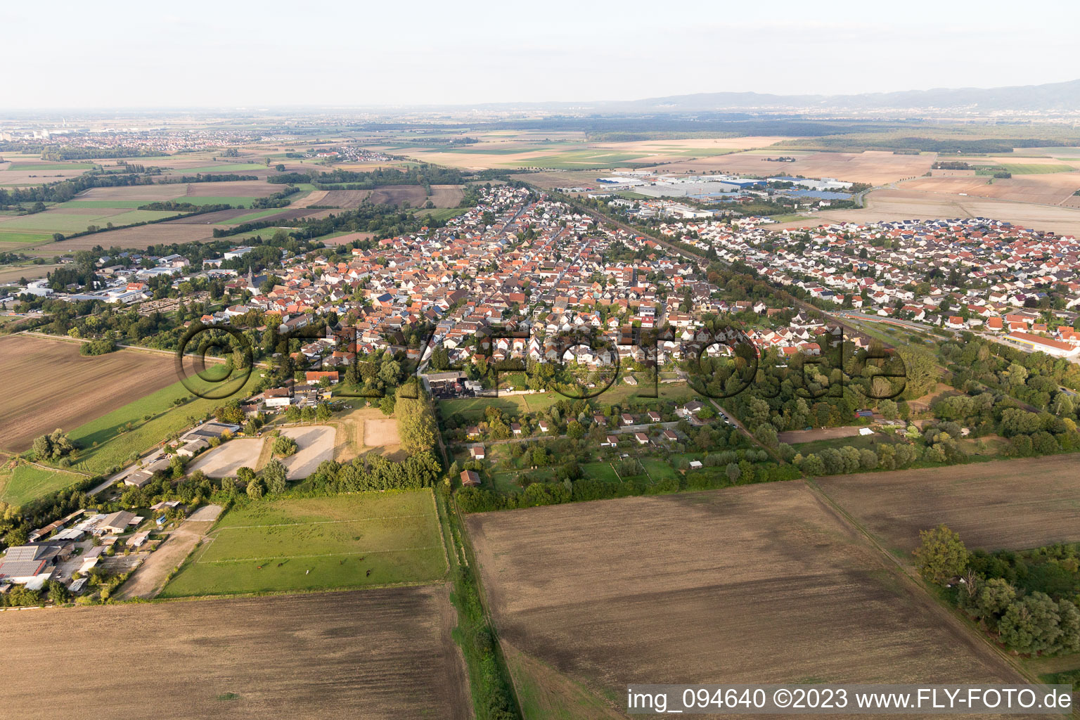 Schrägluftbild von Groß-Rohrheim im Bundesland Hessen, Deutschland