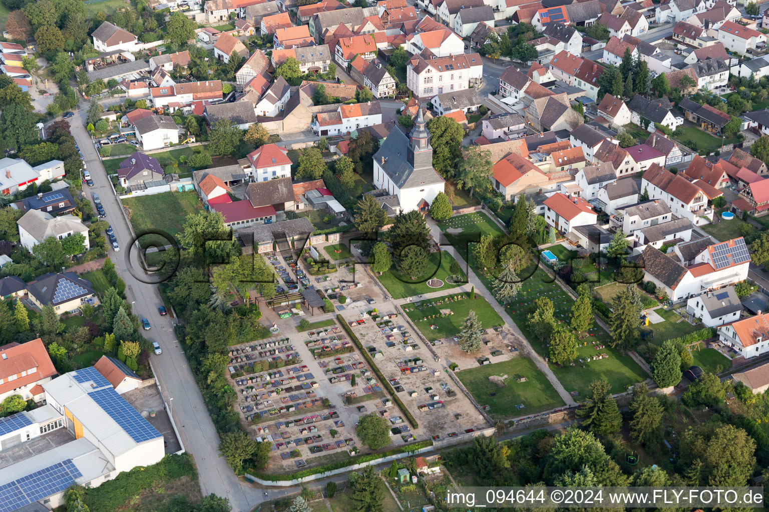Grabreihen auf dem Gelände des Friedhofes an der Kirche in Groß-Rohrheim im Bundesland Hessen, Deutschland