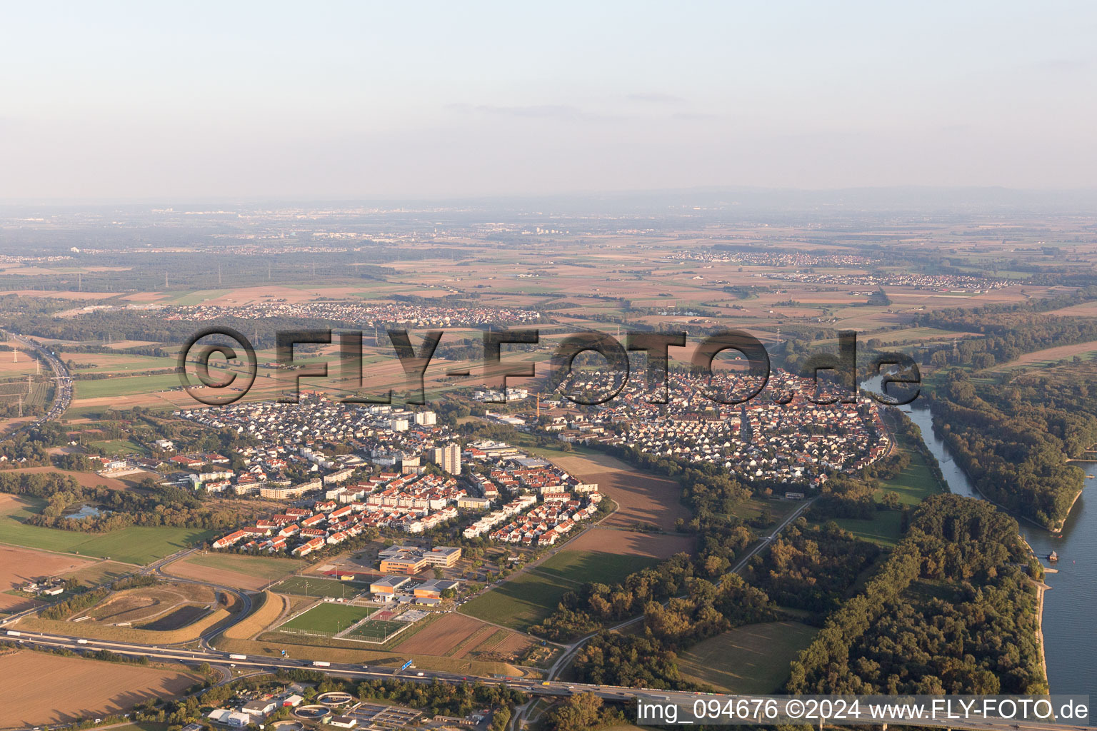 Luftbild von Ortschaft an den Fluss- Uferbereichen des Rhein im Ortsteil Gustavsburg in Ginsheim-Gustavsburg im Bundesland Hessen, Deutschland