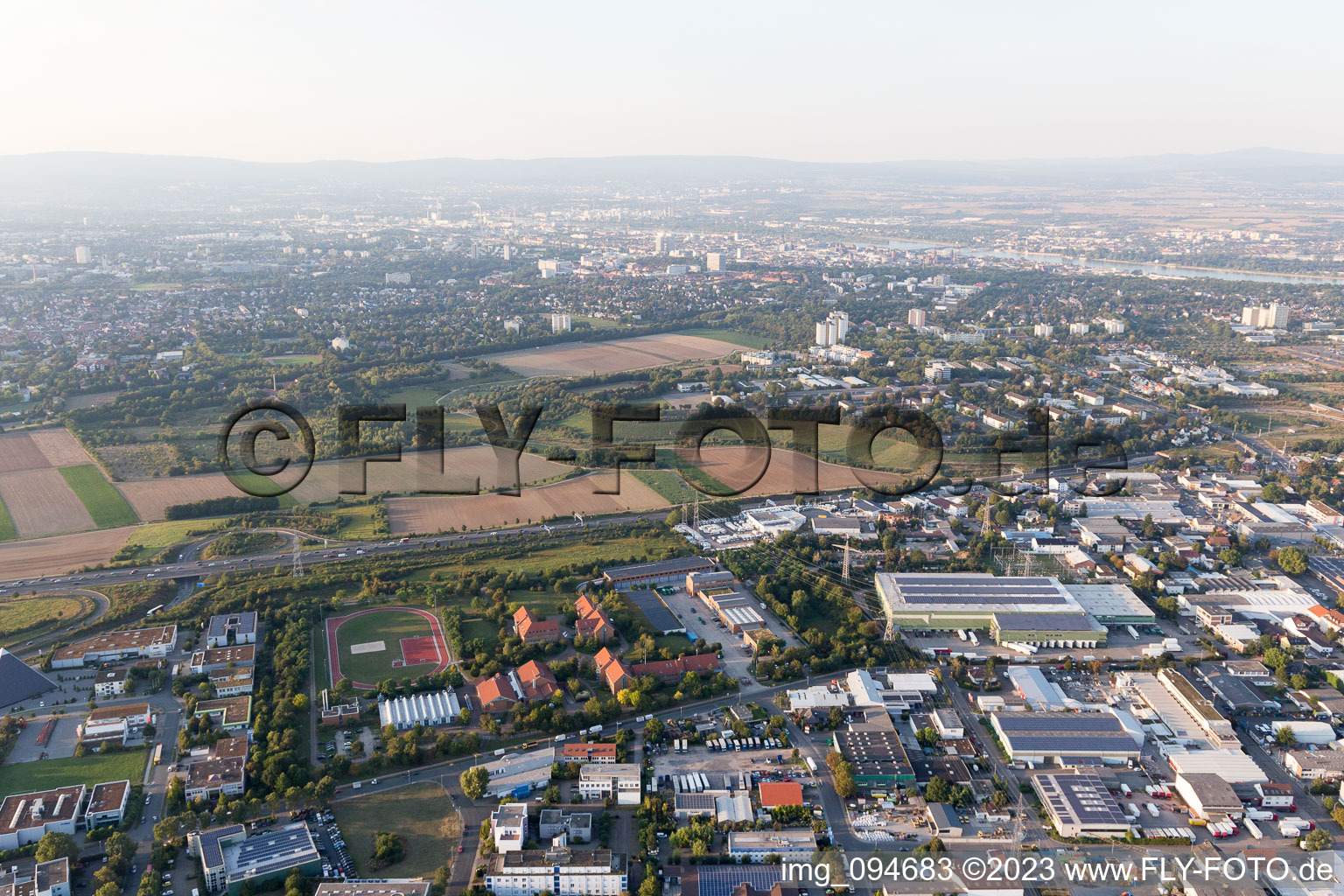 Luftbild von Ortsteil Weisenau in Mainz im Bundesland Rheinland-Pfalz, Deutschland